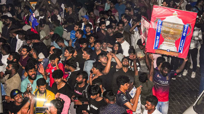 https://salarnews.in/public/uploads/images/newsimages/maannewsimage01062026_215933_stampede-during-rcb-celebrations-in-bengaluru-04453827-16x9_0.webp