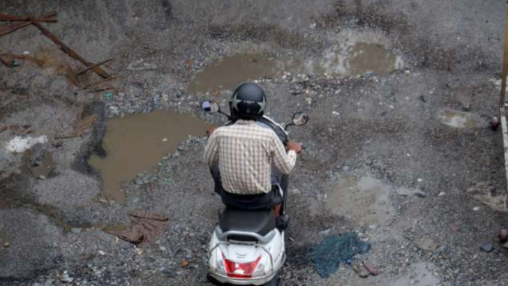 https://salarnews.in/public/uploads/images/newsimages/maannewsimage01112025_003340_Potholes.png