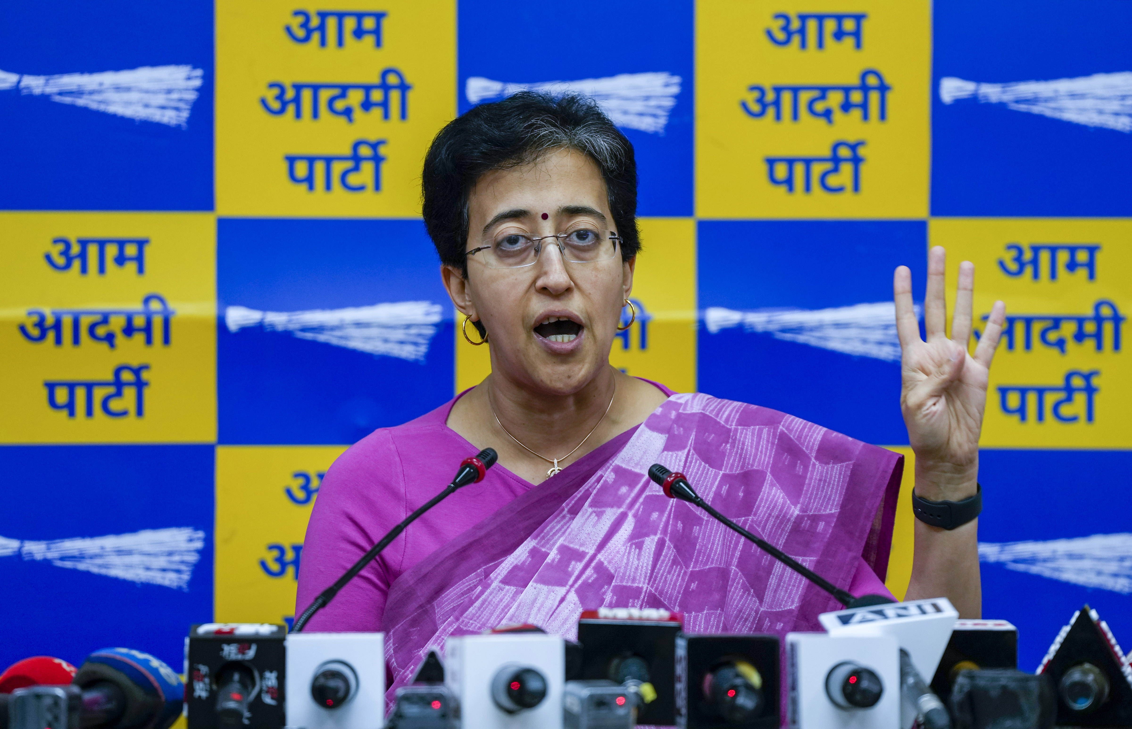 https://salarnews.in/public/uploads/images/newsimages/maannewsimage02042024_150853_atishi.jpg