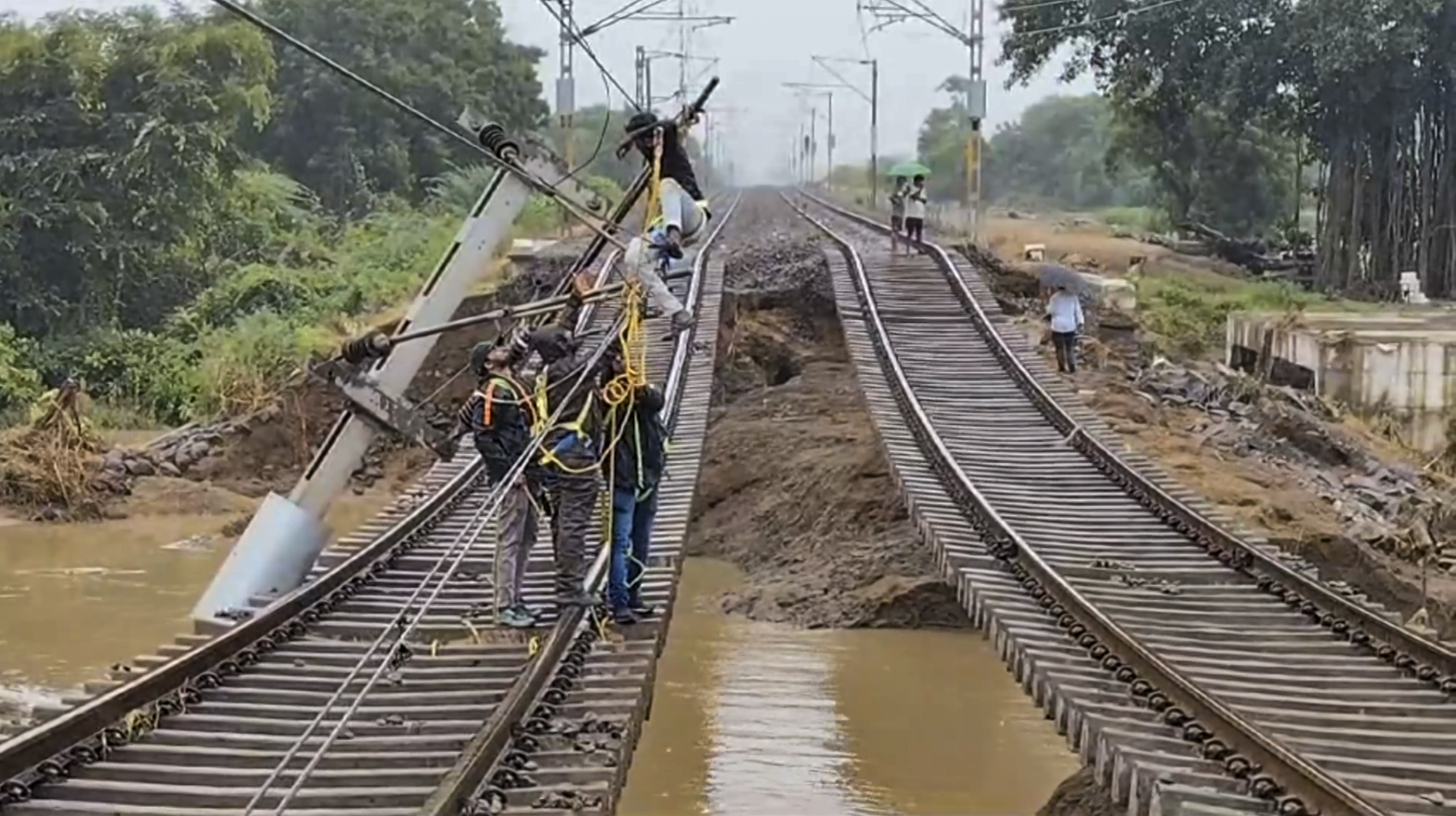 https://salarnews.in/public/uploads/images/newsimages/maannewsimage02092024_200851_telangana_flood.jpg