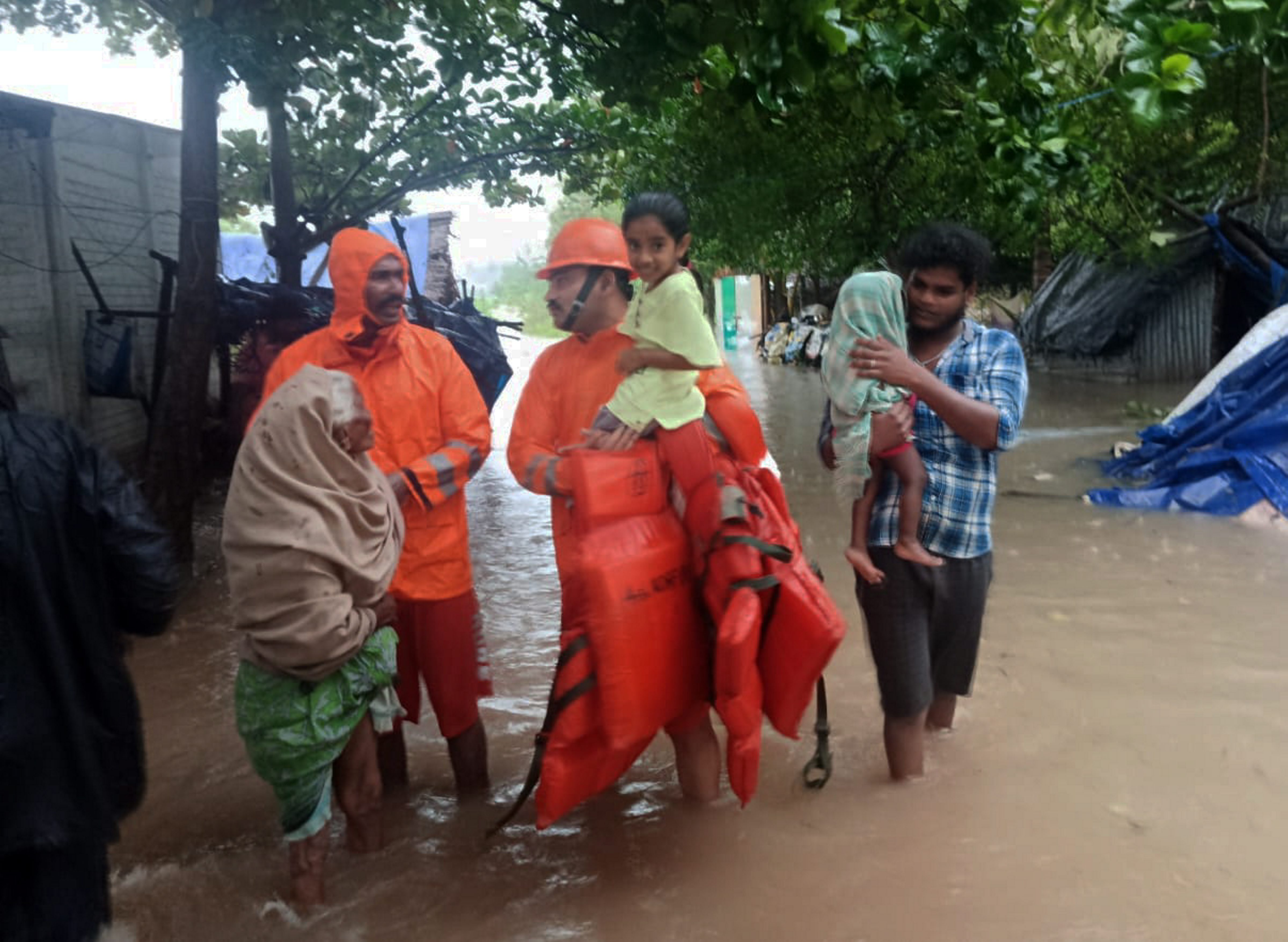 https://salarnews.in/public/uploads/images/newsimages/maannewsimage02122024_094301_cyclone.jpg