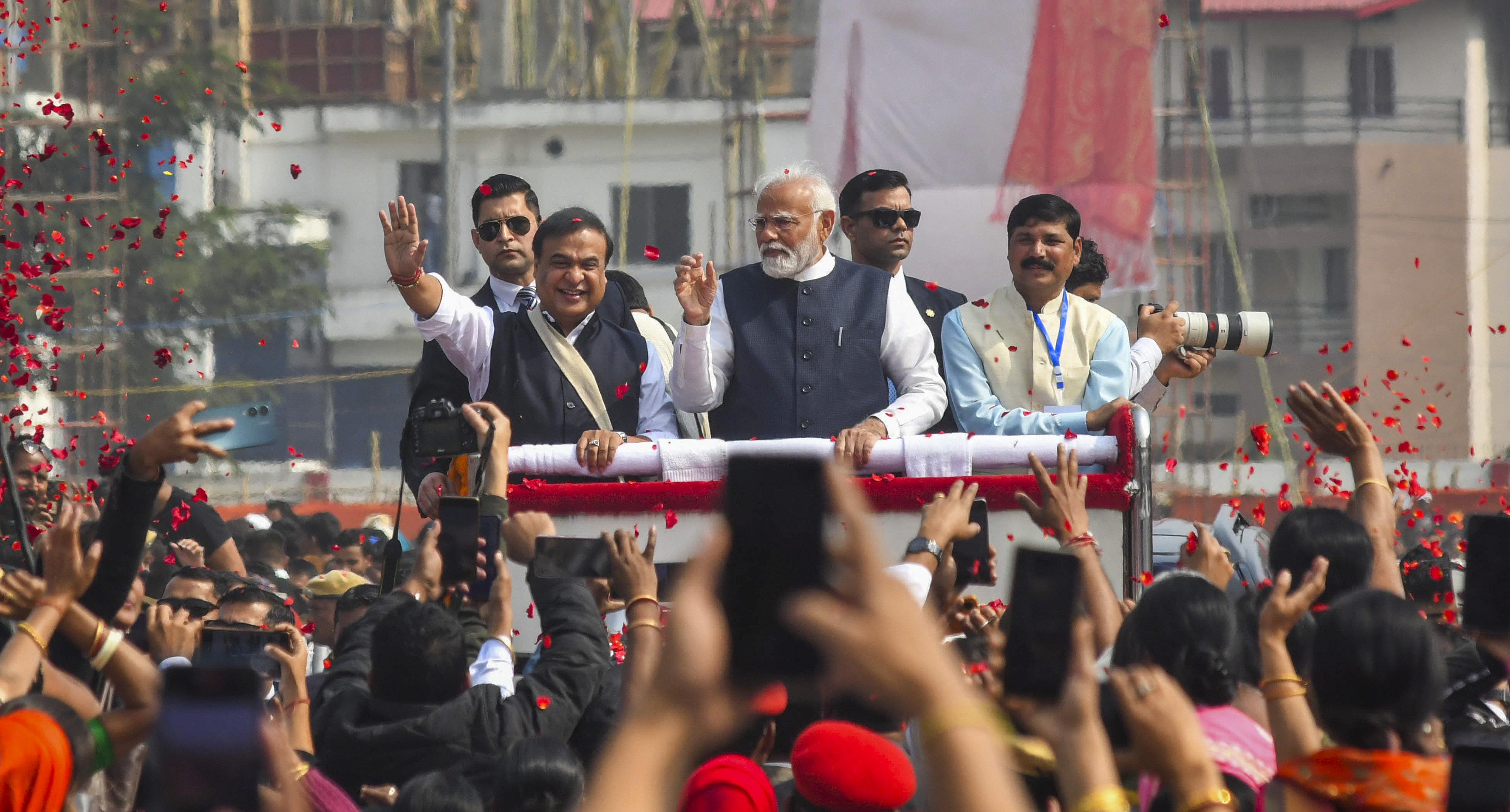 https://salarnews.in/public/uploads/images/newsimages/maannewsimage04022024_143155_modi_assam2.jpg