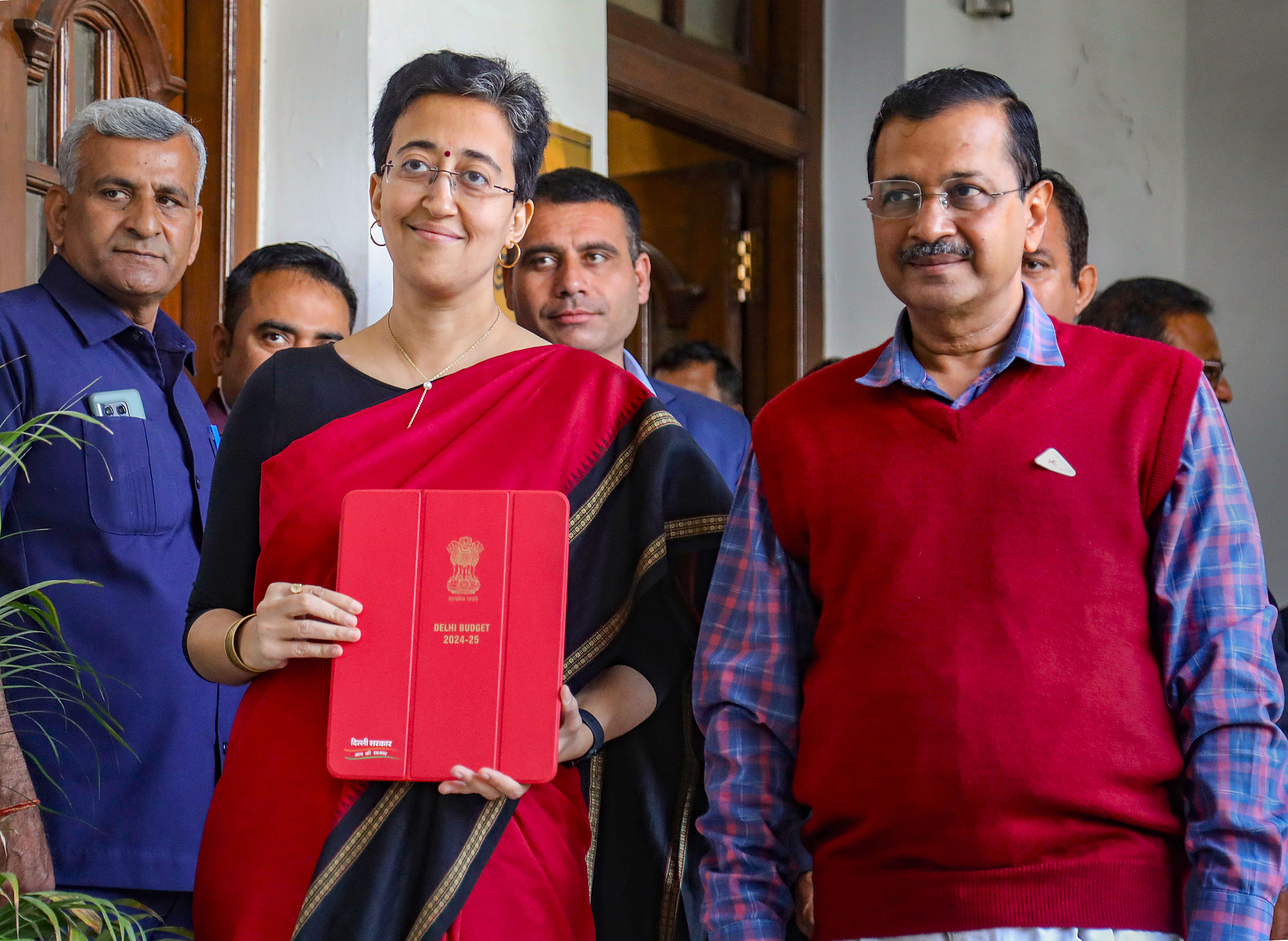 https://salarnews.in/public/uploads/images/newsimages/maannewsimage04032024_145246_kejriwal_atishi.jpg