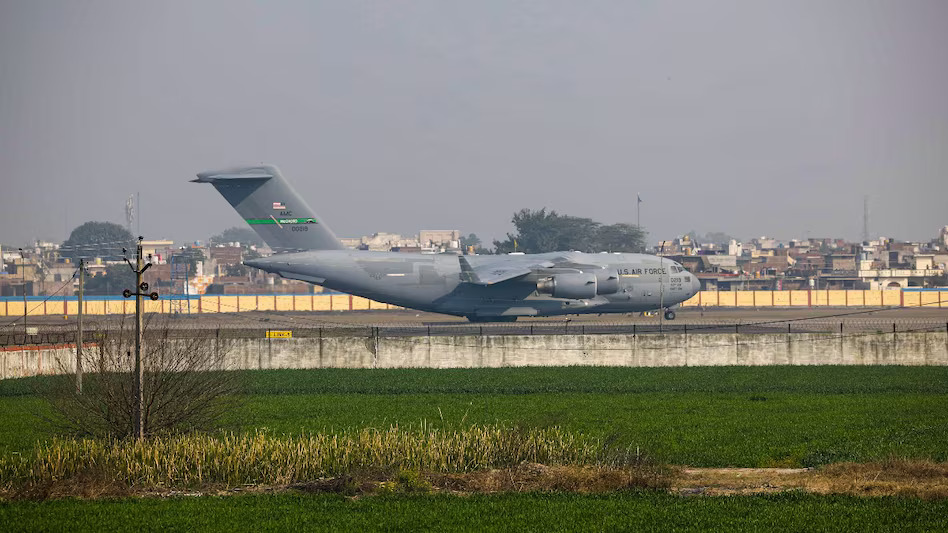 https://salarnews.in/public/uploads/images/newsimages/maannewsimage05022025_194559_67a33a2a619df-us-military-aircraft-carrying-illegal-indian-immigrants-lands-at-the-shri-guru-ramdas-ji-internation-051504543-16x9.jpg