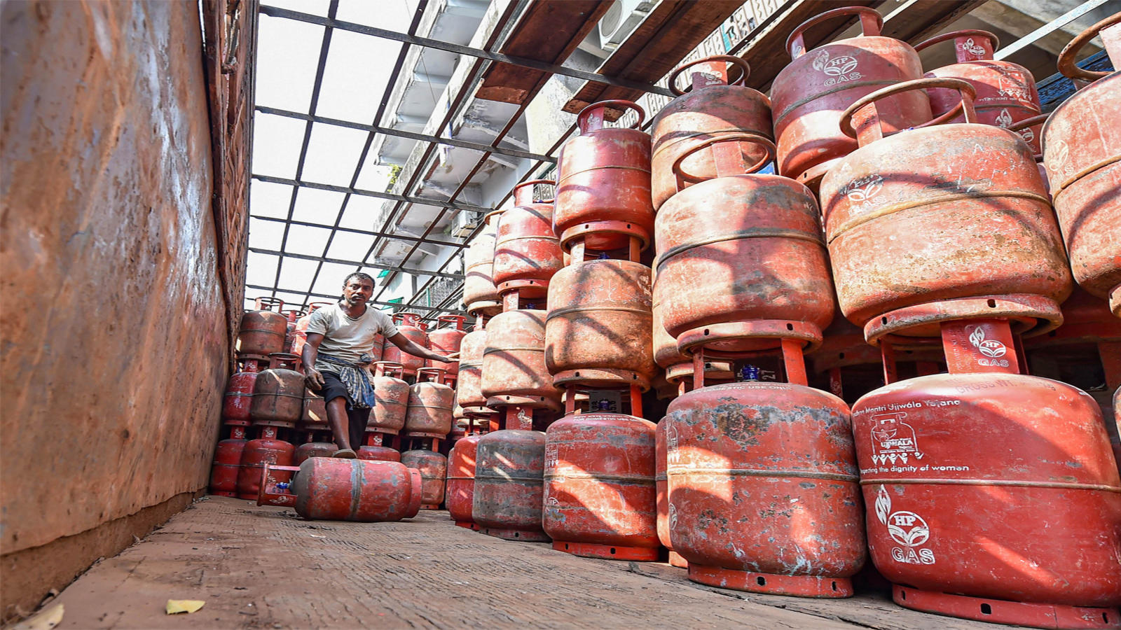 https://salarnews.in/public/uploads/images/newsimages/maannewsimage07032024_230552_gas-cylinder-pti.jpg