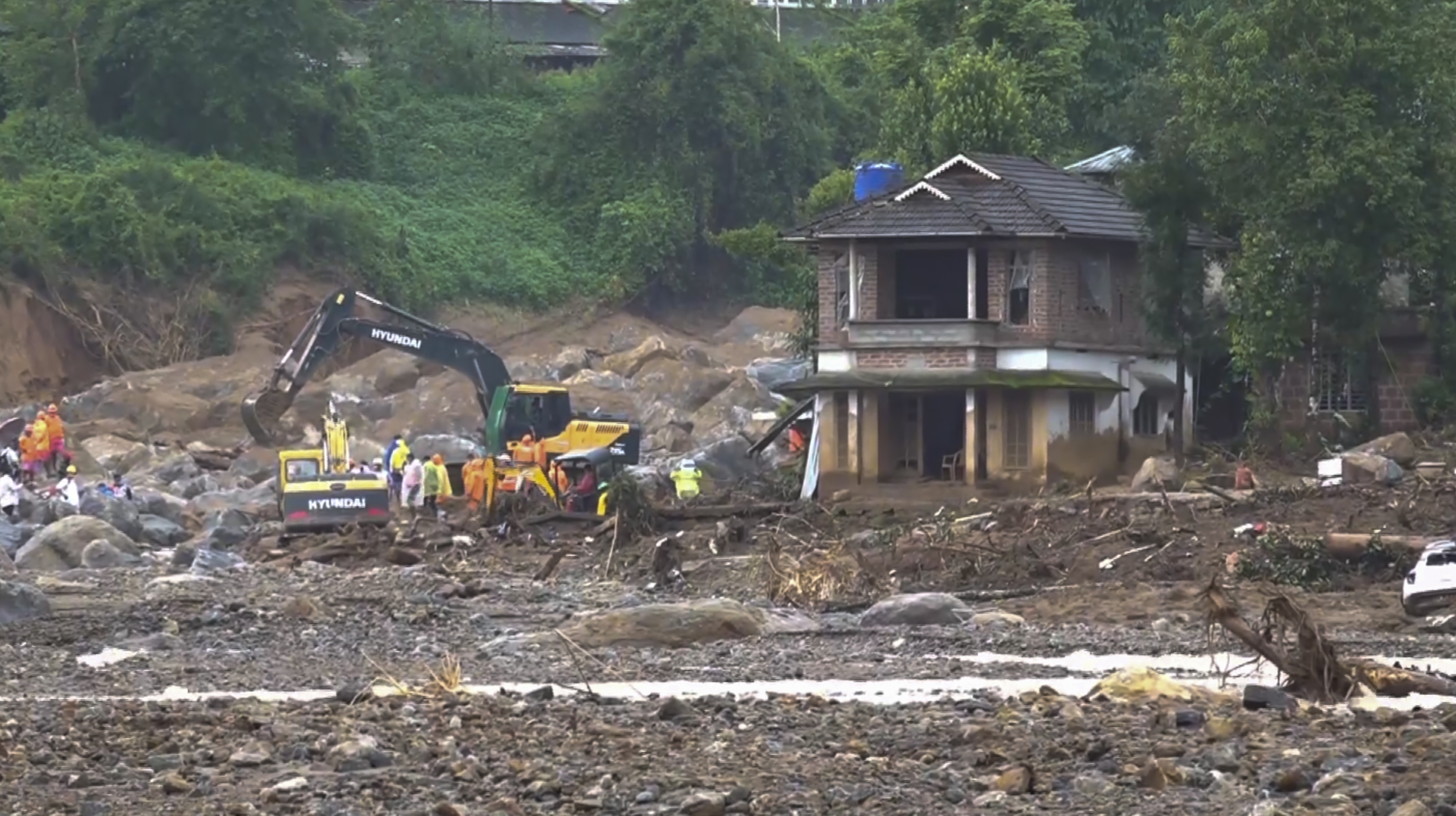 https://salarnews.in/public/uploads/images/newsimages/maannewsimage07082024_154416_wayanad_landslide1.jpg