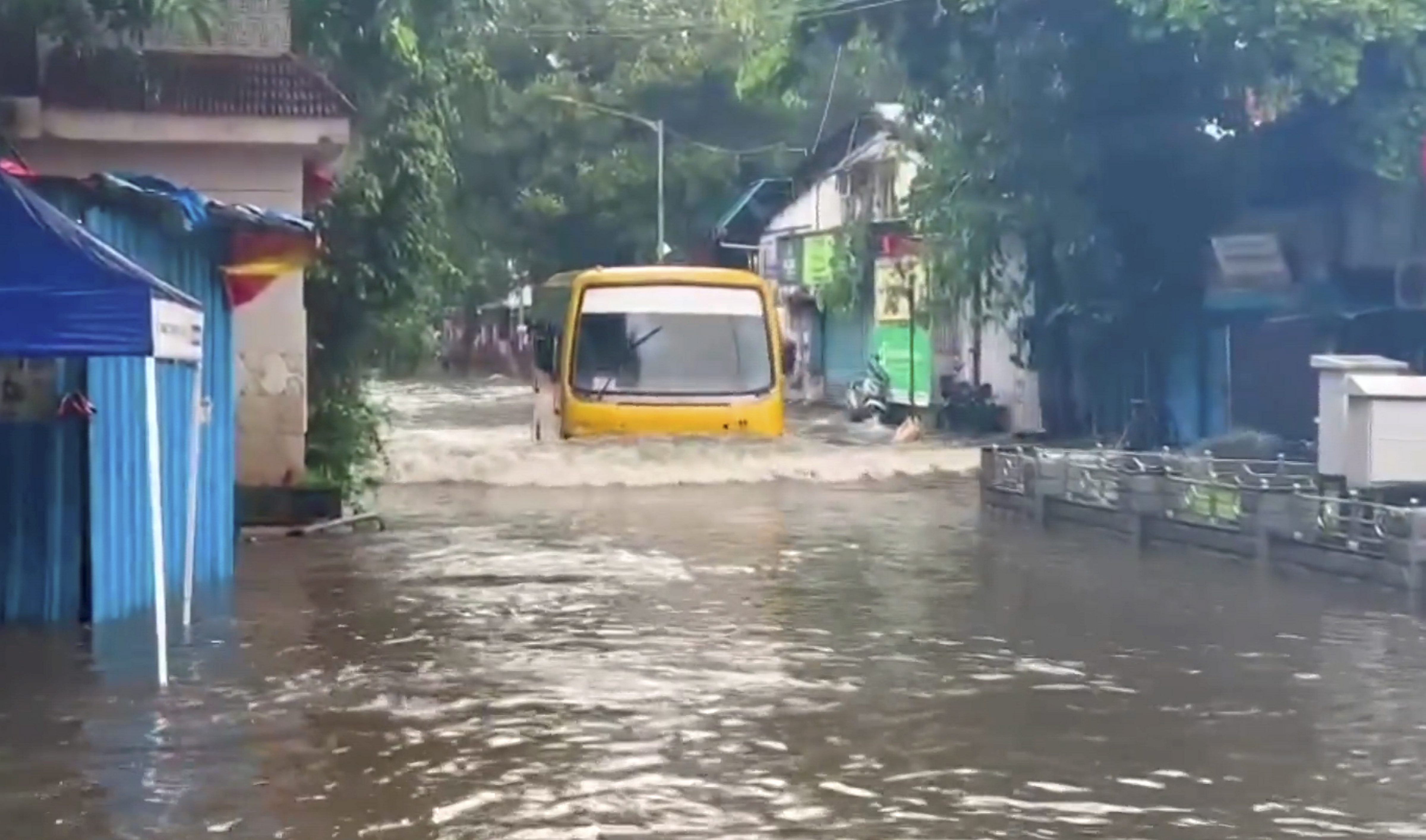 https://salarnews.in/public/uploads/images/newsimages/maannewsimage08072024_145547_mumbairain3.jpg