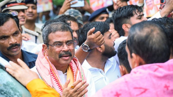 https://salarnews.in/public/uploads/images/newsimages/maannewsimage09082026_164912_Dharmendra.jpg