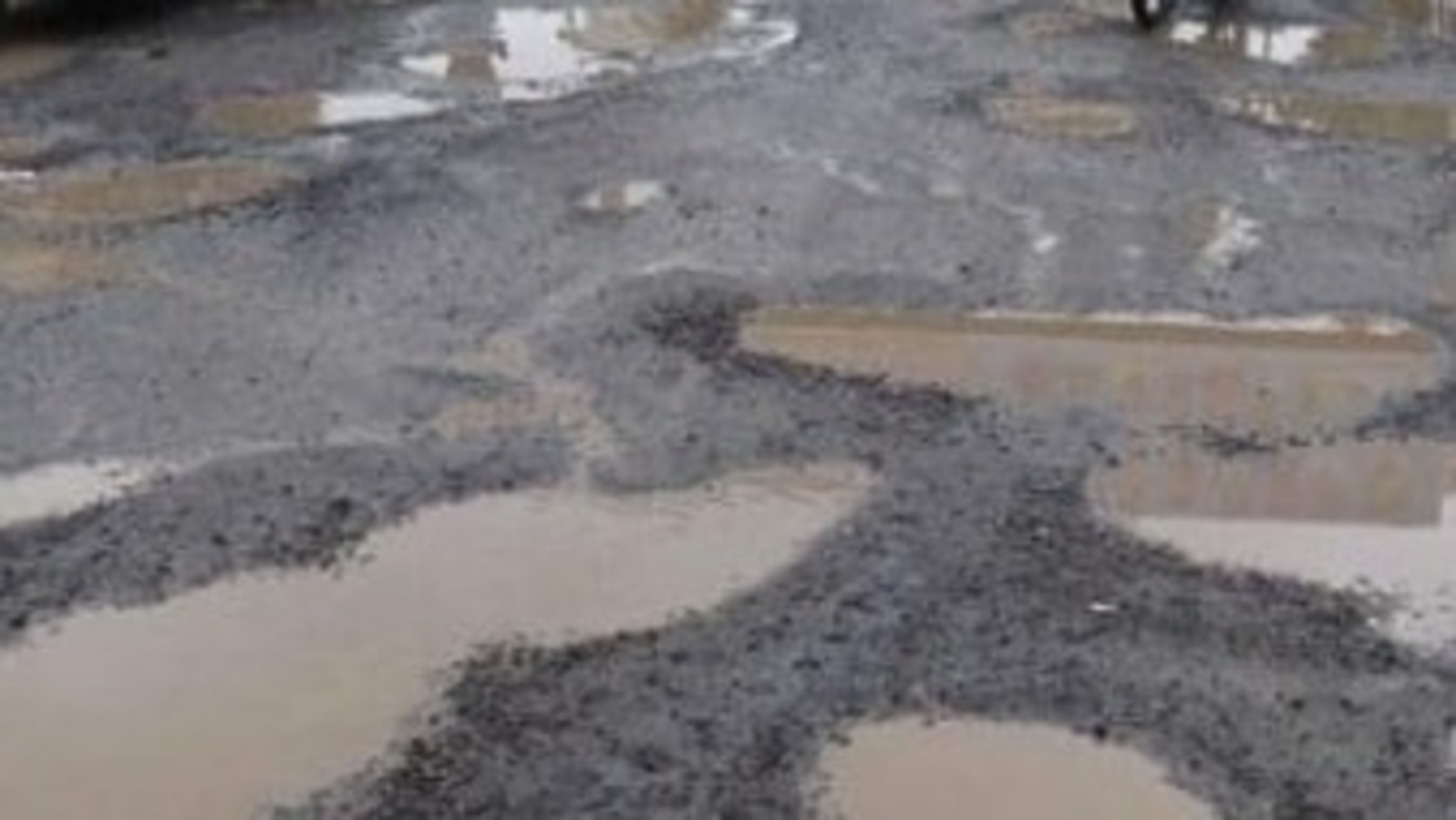 https://salarnews.in/public/uploads/images/newsimages/maannewsimage11052024_215019_potholes.jpg