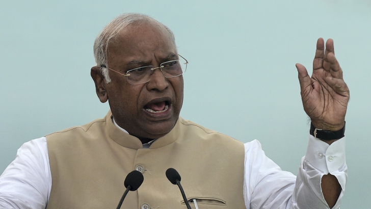 https://salarnews.in/public/uploads/images/newsimages/maannewsimage11062025_191248_kharge.png