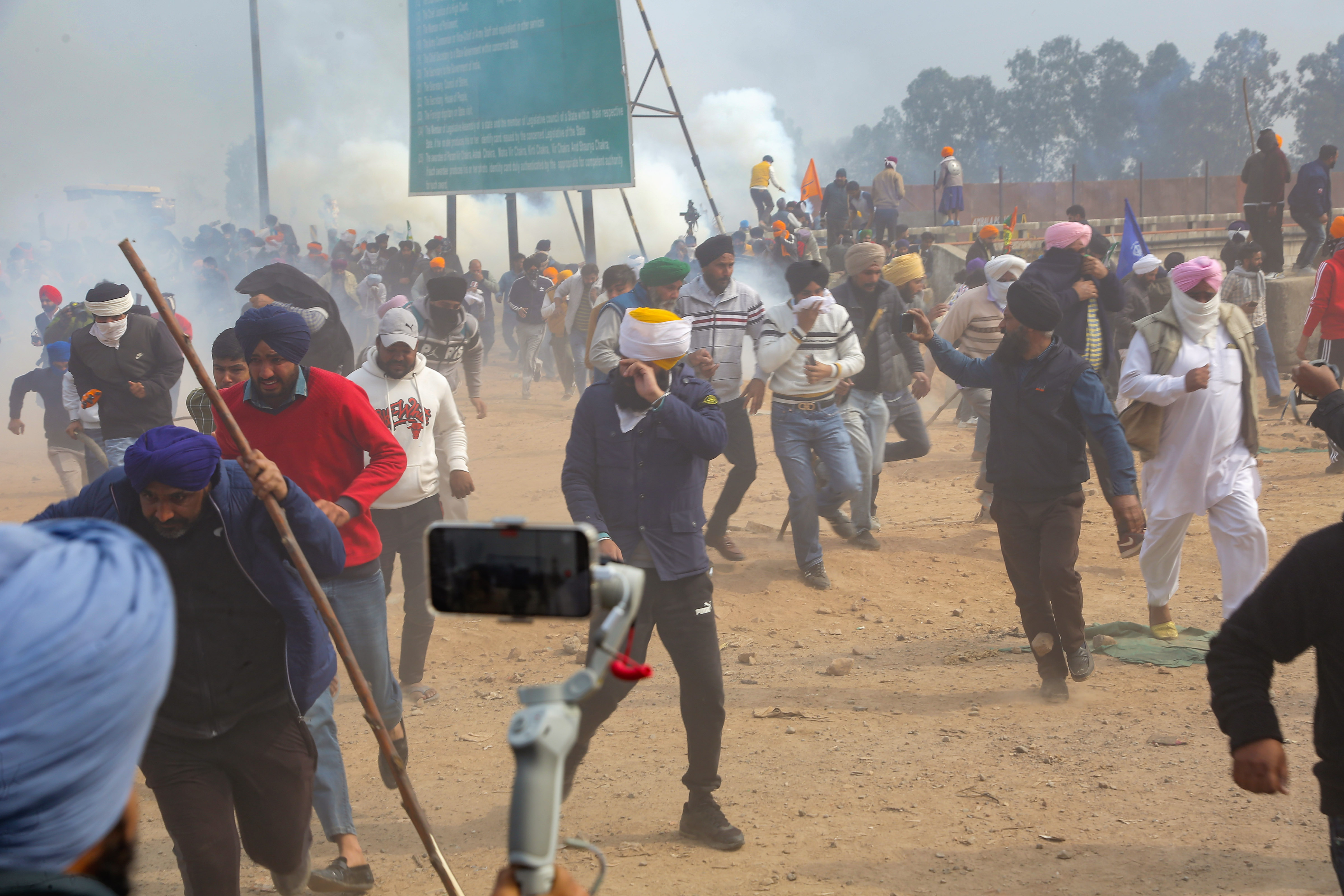 https://salarnews.in/public/uploads/images/newsimages/maannewsimage13022024_142834_farmers_protest.jpg