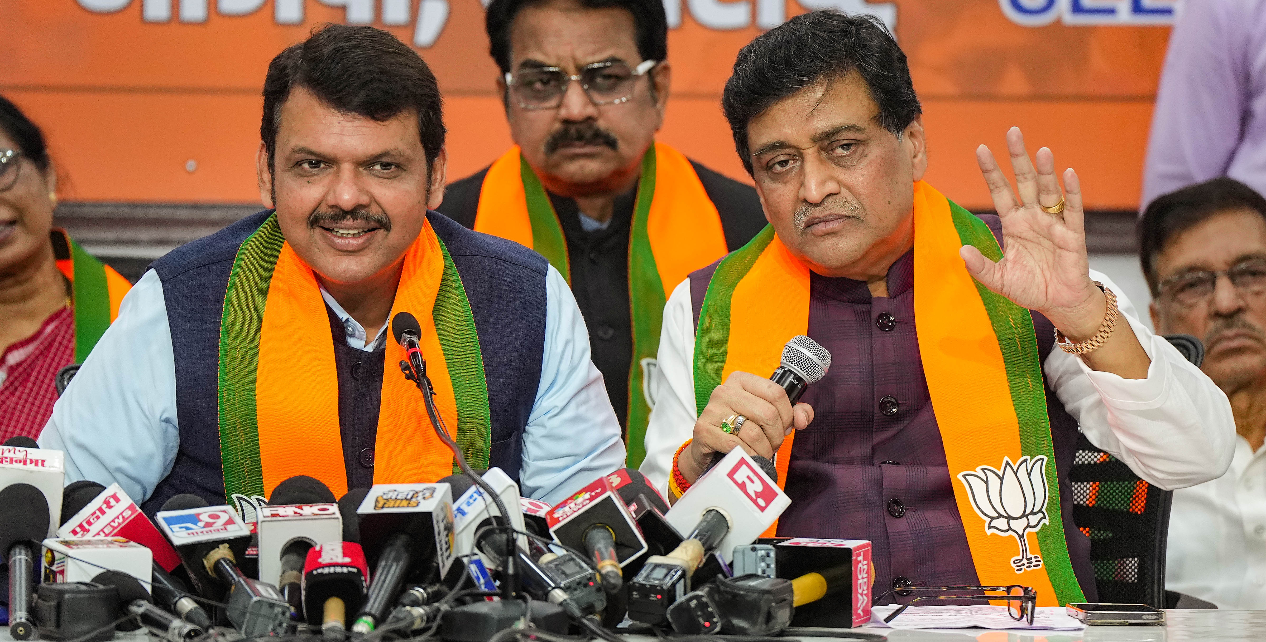 https://salarnews.in/public/uploads/images/newsimages/maannewsimage13022024_163001_ashok_chavan_bjp.jpg