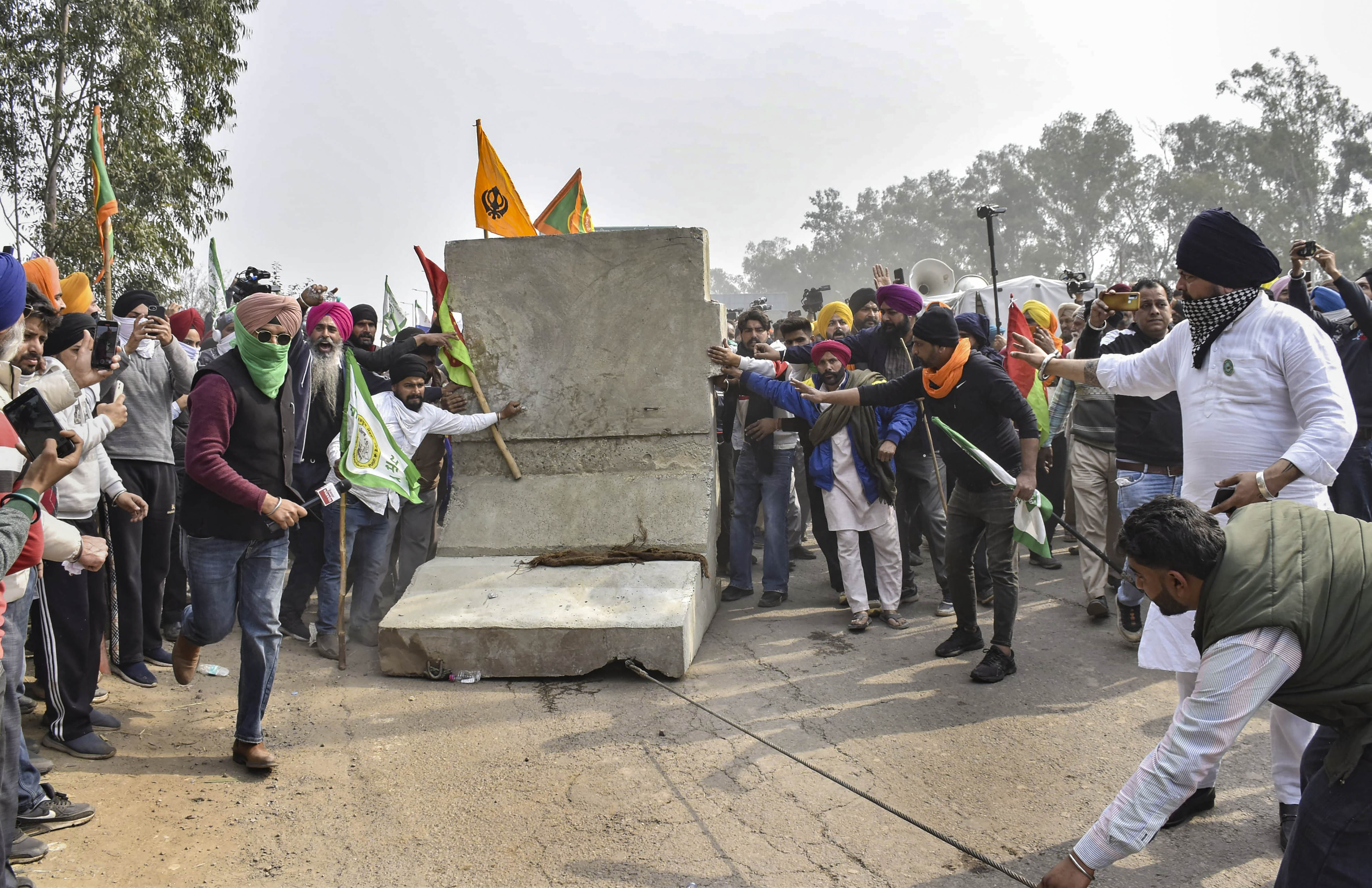 https://salarnews.in/public/uploads/images/newsimages/maannewsimage13022024_231708_farmers_haryana_protest2.jpg