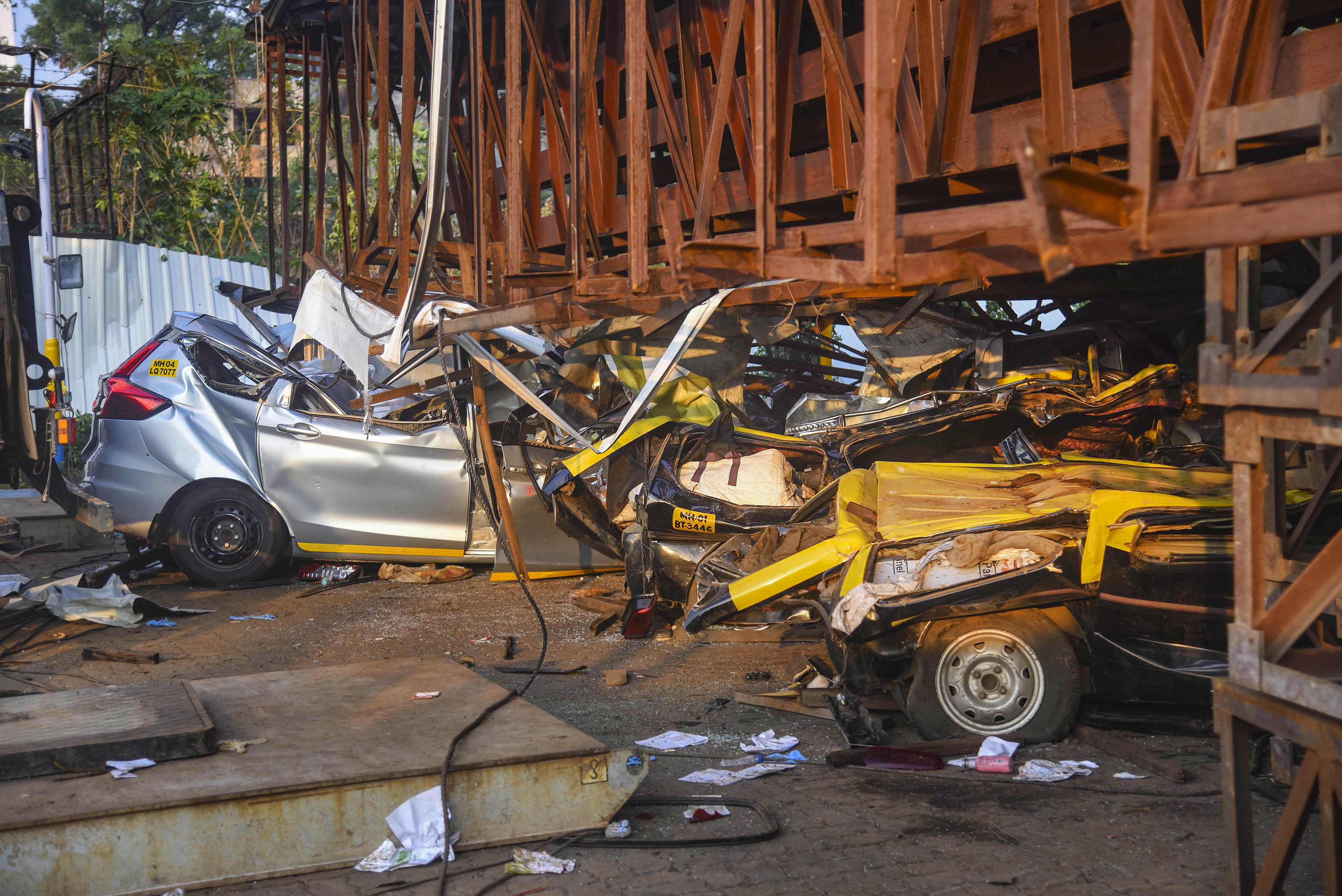 https://salarnews.in/public/uploads/images/newsimages/maannewsimage14052024_143520_mumbai_hoarding_collapse6.jpg