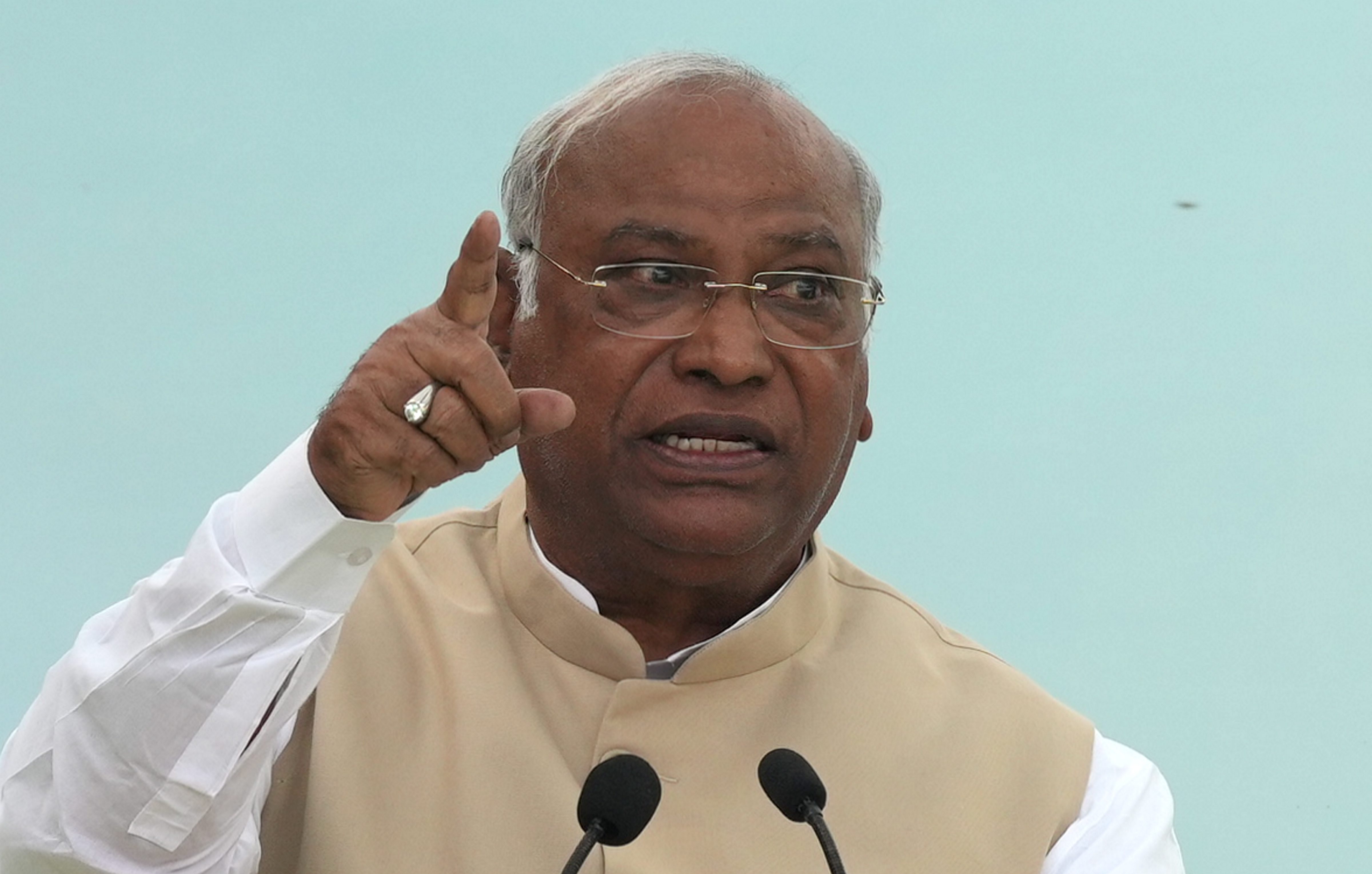 https://salarnews.in/public/uploads/images/newsimages/maannewsimage14062025_192730_mallikarjun_kharge.jpg