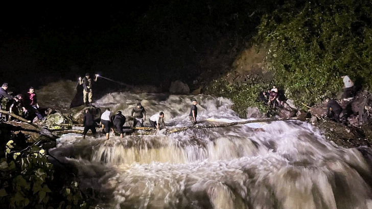 https://salarnews.in/public/uploads/images/newsimages/maannewsimage14092025_191334_Landslides.png