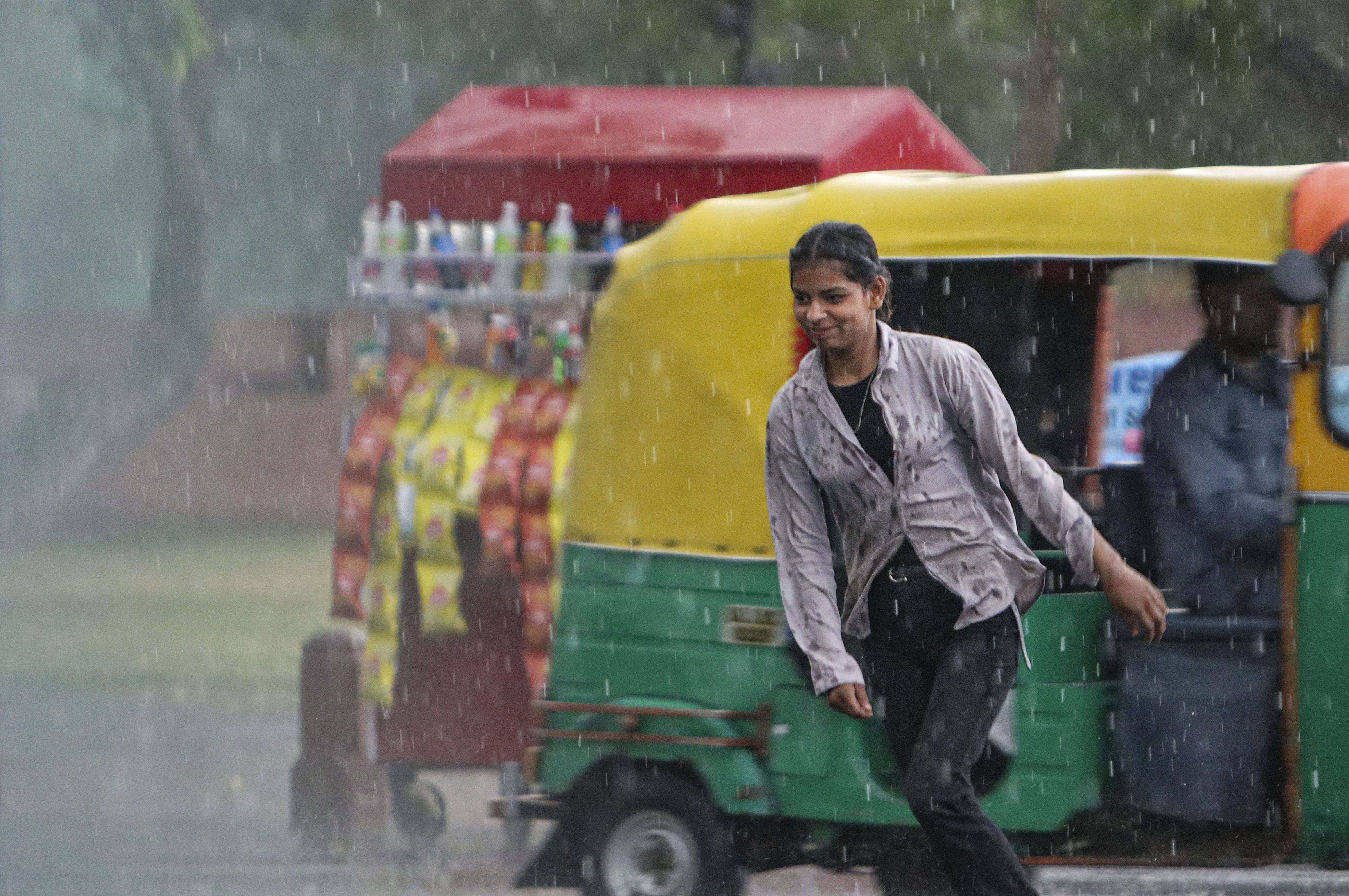 https://salarnews.in/public/uploads/images/newsimages/maannewsimage15042024_154210_rain_delhi.jpg