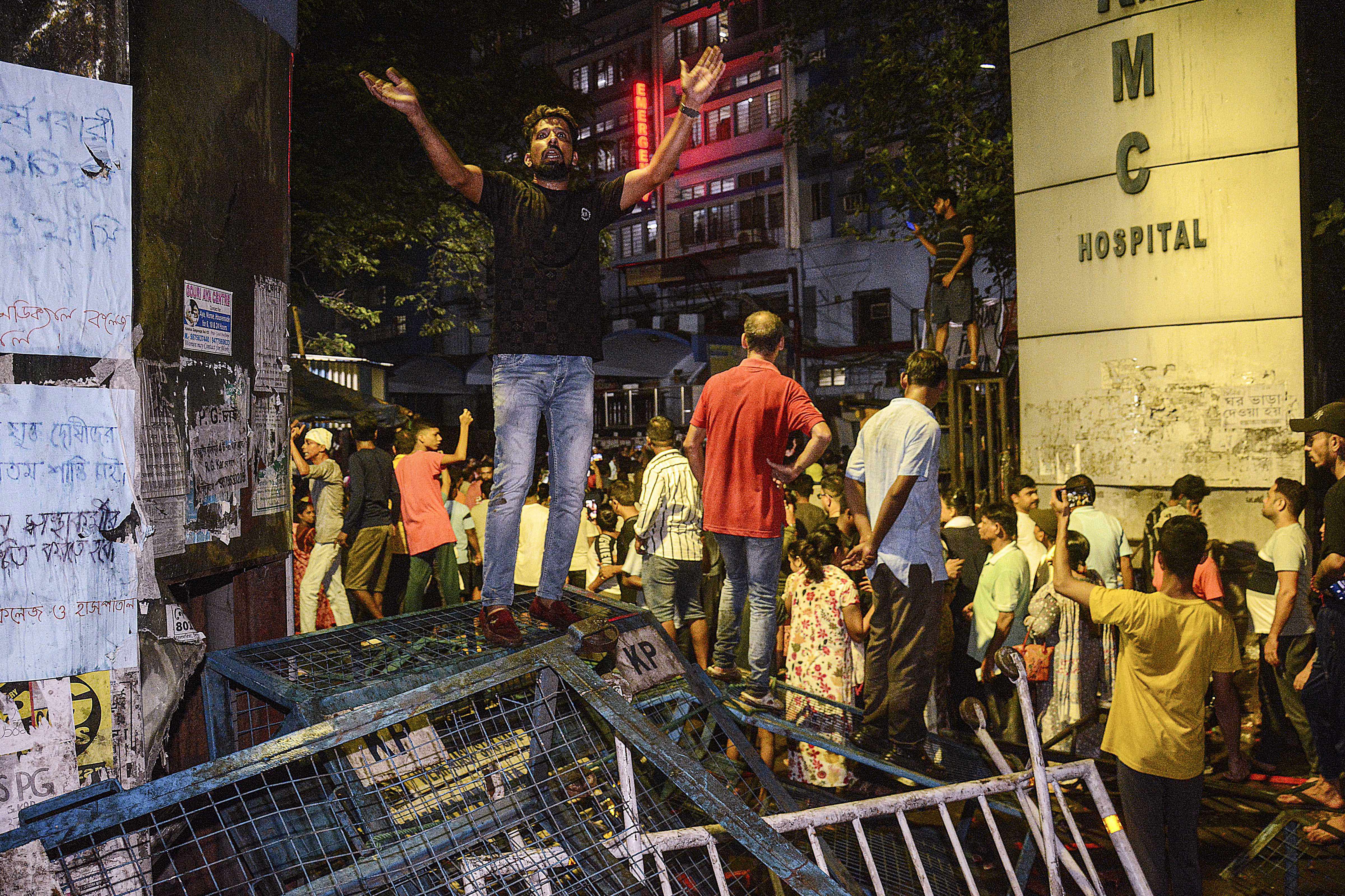 https://salarnews.in/public/uploads/images/newsimages/maannewsimage15082024_171157_kolkata_hospital_vandalism4.jpg