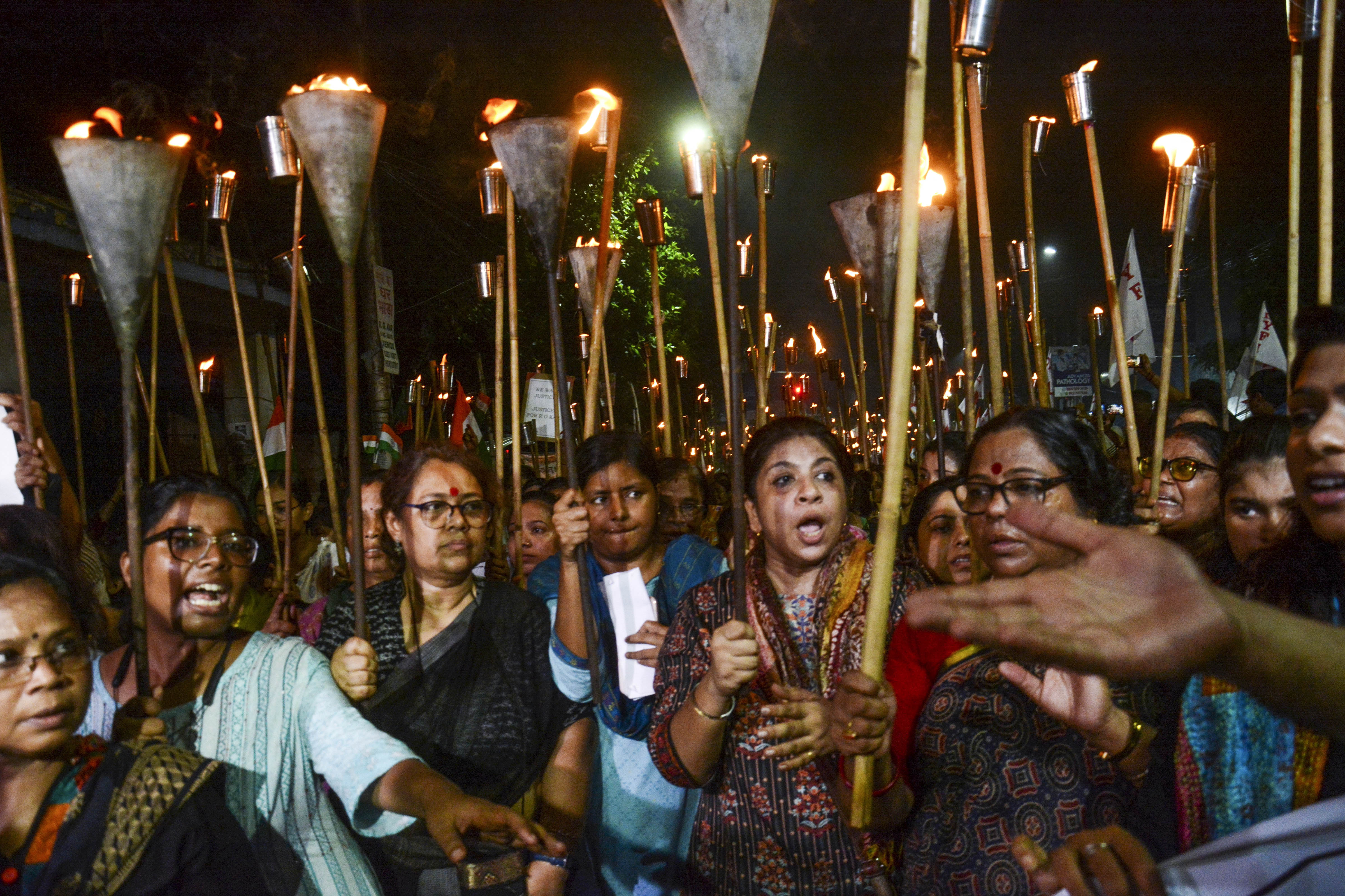 https://salarnews.in/public/uploads/images/newsimages/maannewsimage15082024_234925_kolkata_hospital_nightvigil.jpg