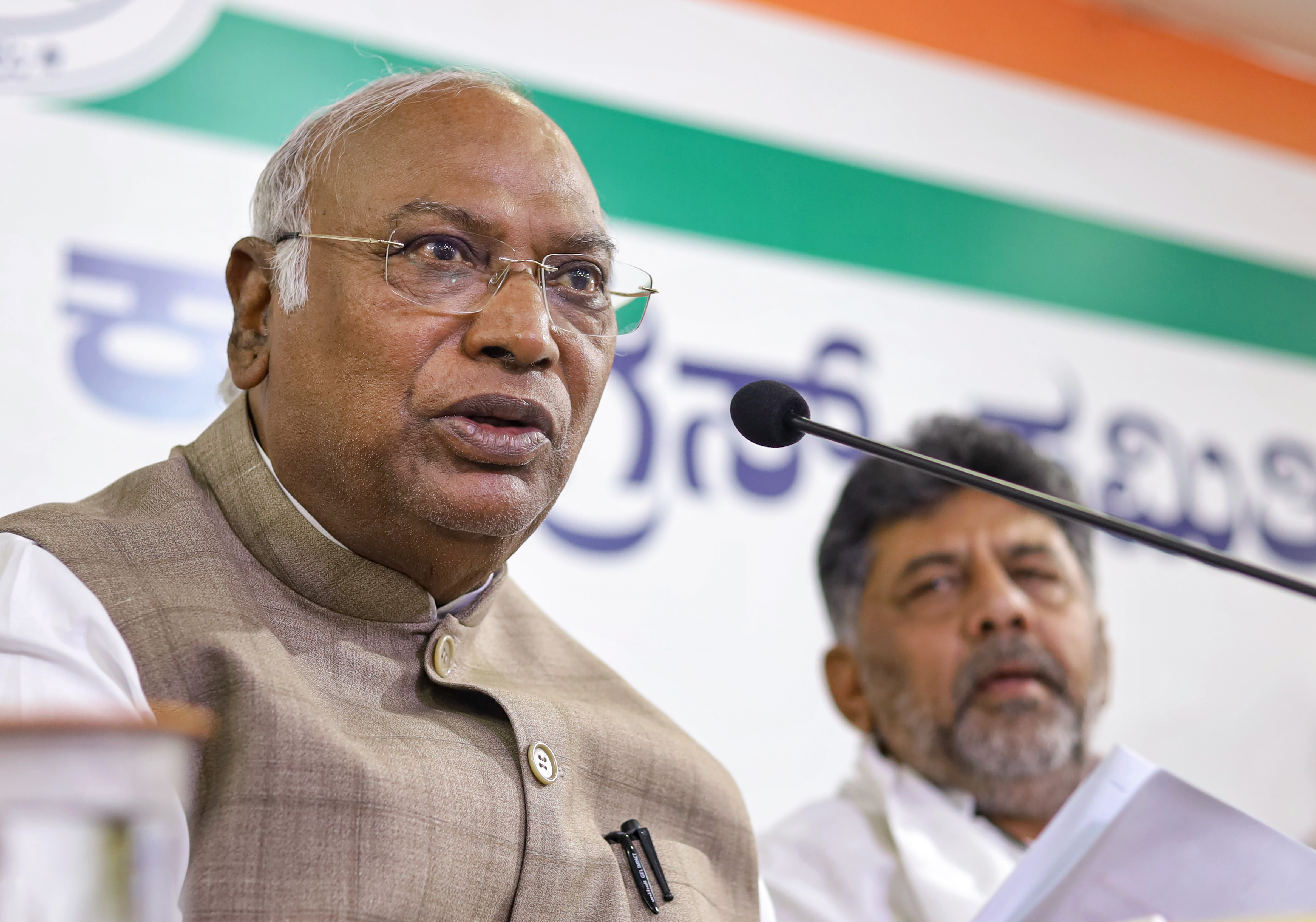 https://salarnews.in/public/uploads/images/newsimages/maannewsimage16032024_150548_kharge.jpg