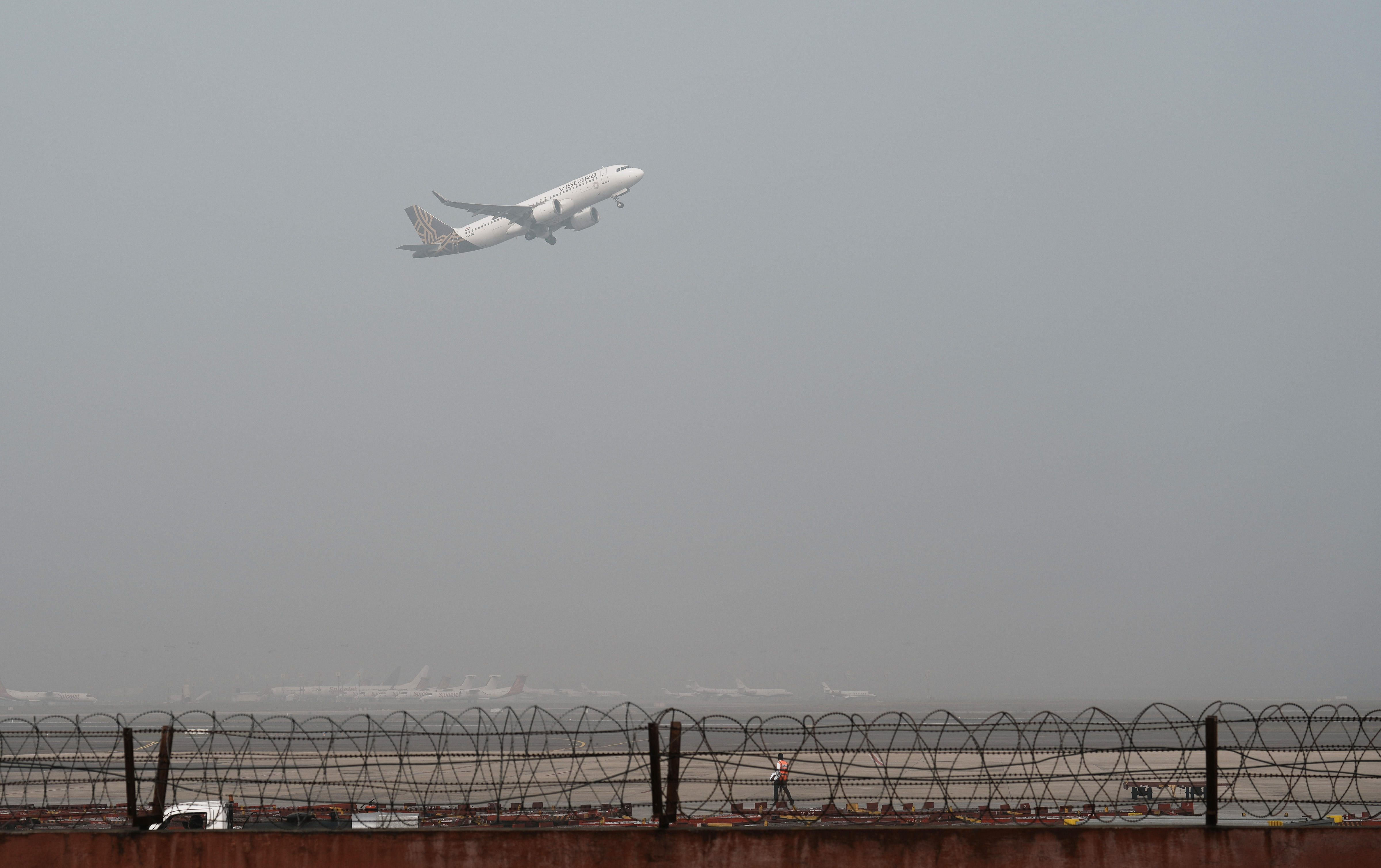 https://salarnews.in/public/uploads/images/newsimages/maannewsimage16052025_205228_flights1.jpg