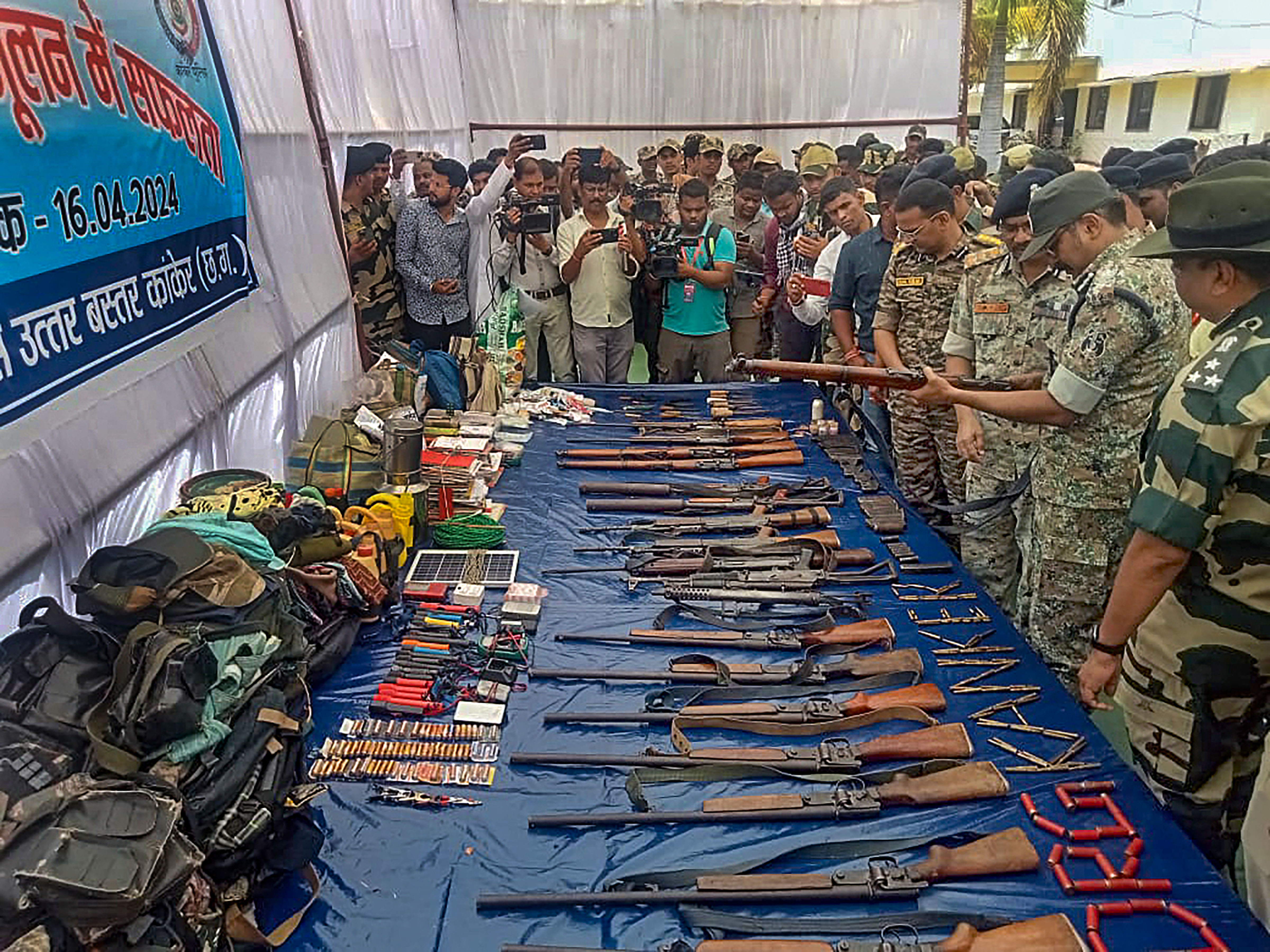 https://salarnews.in/public/uploads/images/newsimages/maannewsimage17042024_152424_naxals.jpg