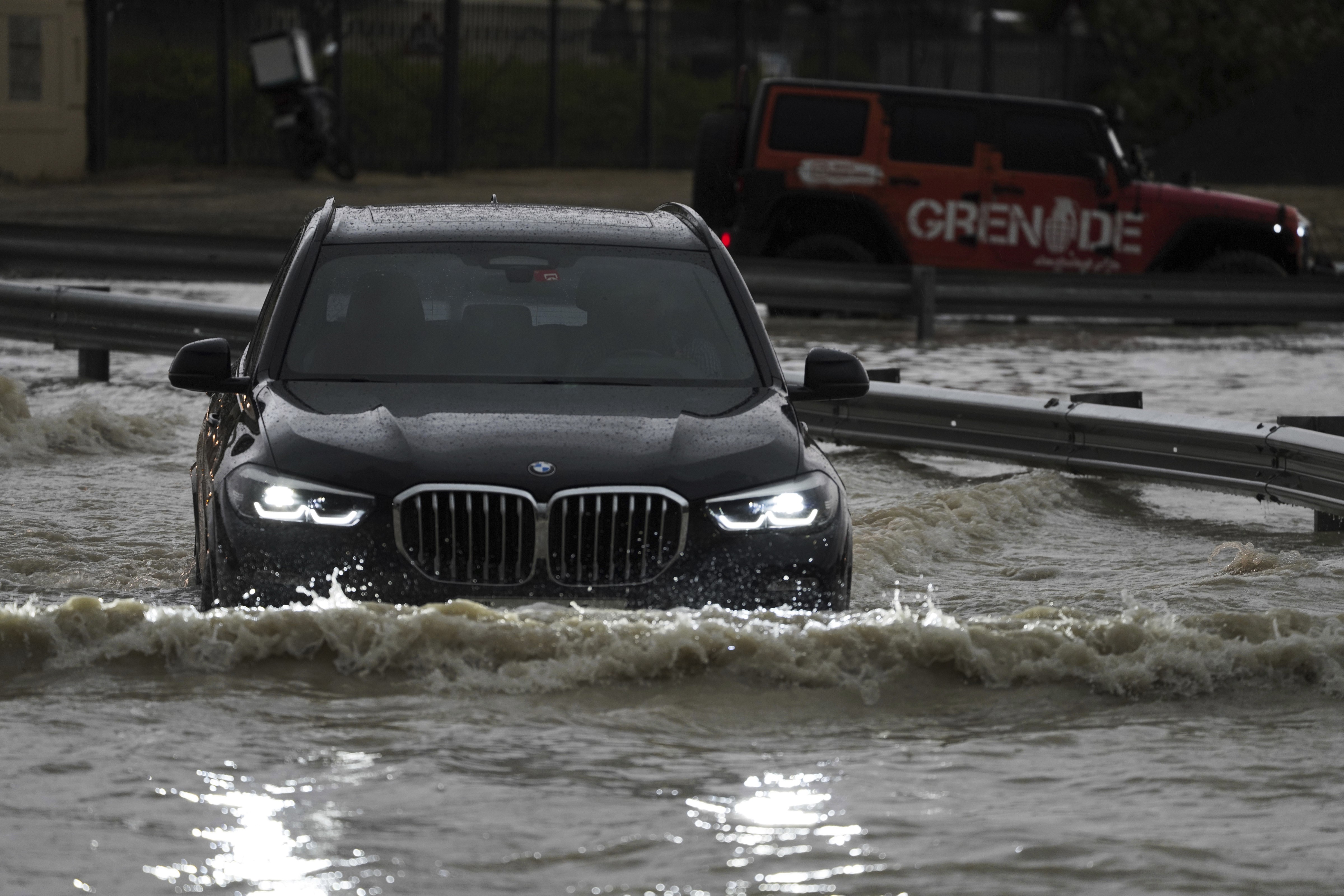 https://salarnews.in/public/uploads/images/newsimages/maannewsimage17042024_153242_dubai_floods2.jpg