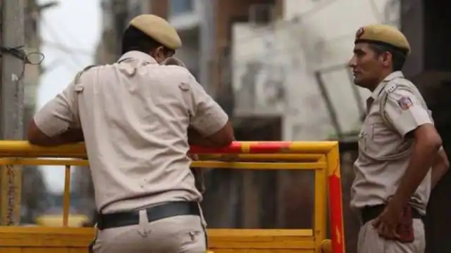 https://salarnews.in/public/uploads/images/newsimages/maannewsimage17052025_120449_Delhi-Police-couple-arrested-phone-snatching-file-photo.webp