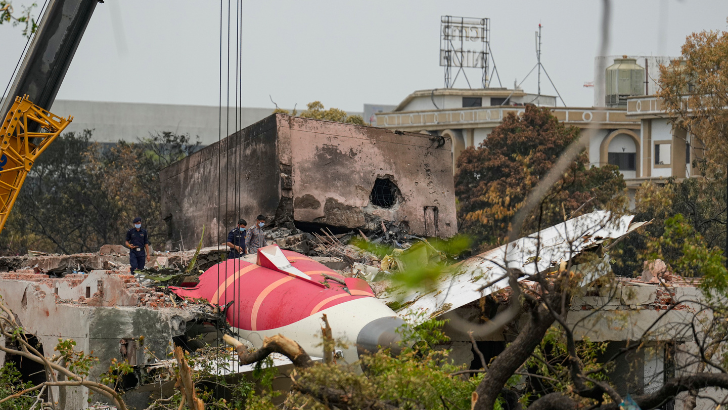 https://salarnews.in/public/uploads/images/newsimages/maannewsimage18062025_150851_plane.png