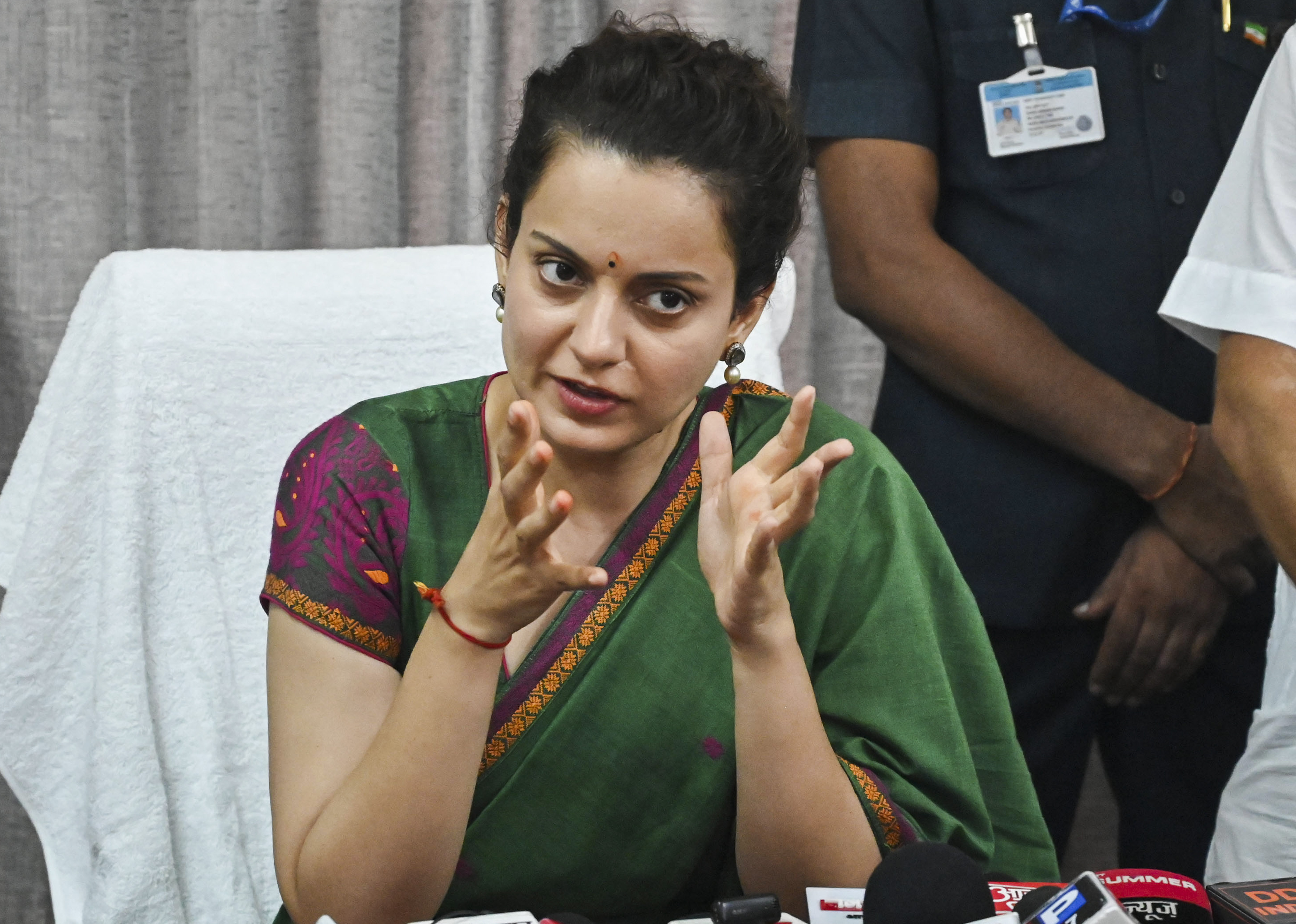 https://salarnews.in/public/uploads/images/newsimages/maannewsimage18112024_145905_kangana1.jpg