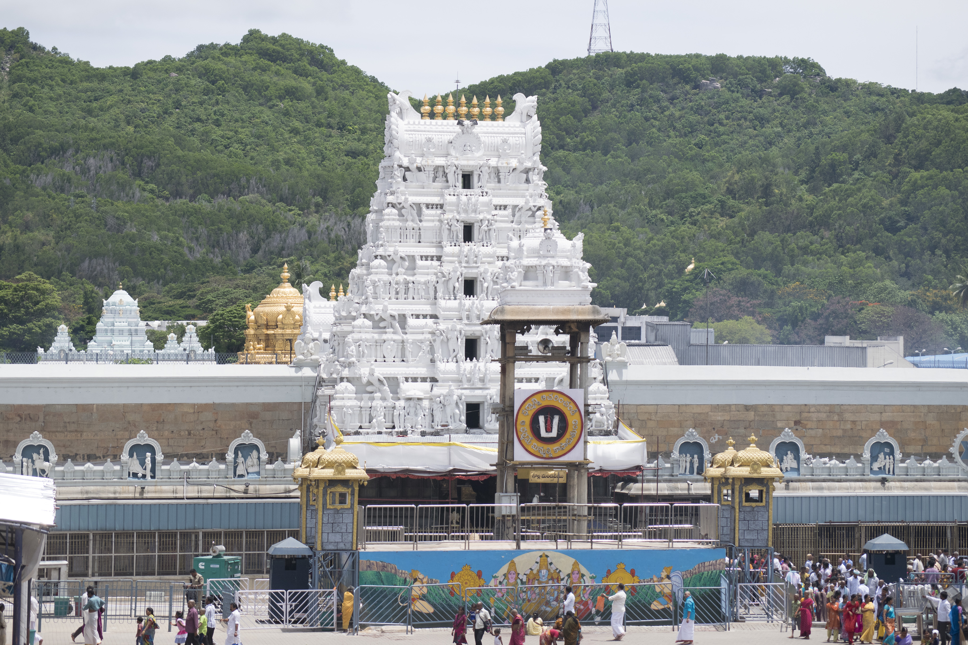 https://salarnews.in/public/uploads/images/newsimages/maannewsimage19112024_160751_tirumala_temple.jpg