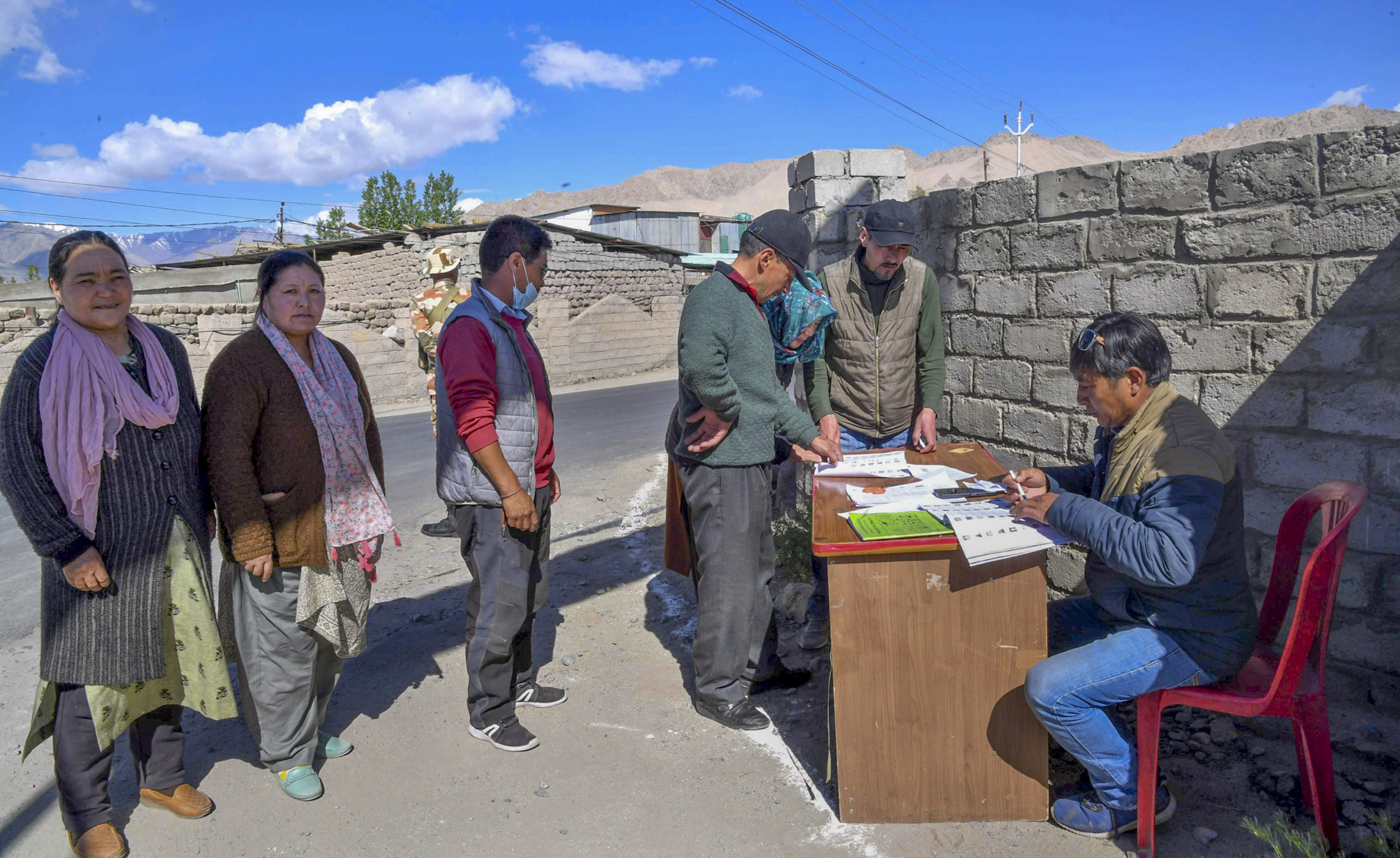 https://salarnews.in/public/uploads/images/newsimages/maannewsimage20052024_152747_ladakh3.jpg