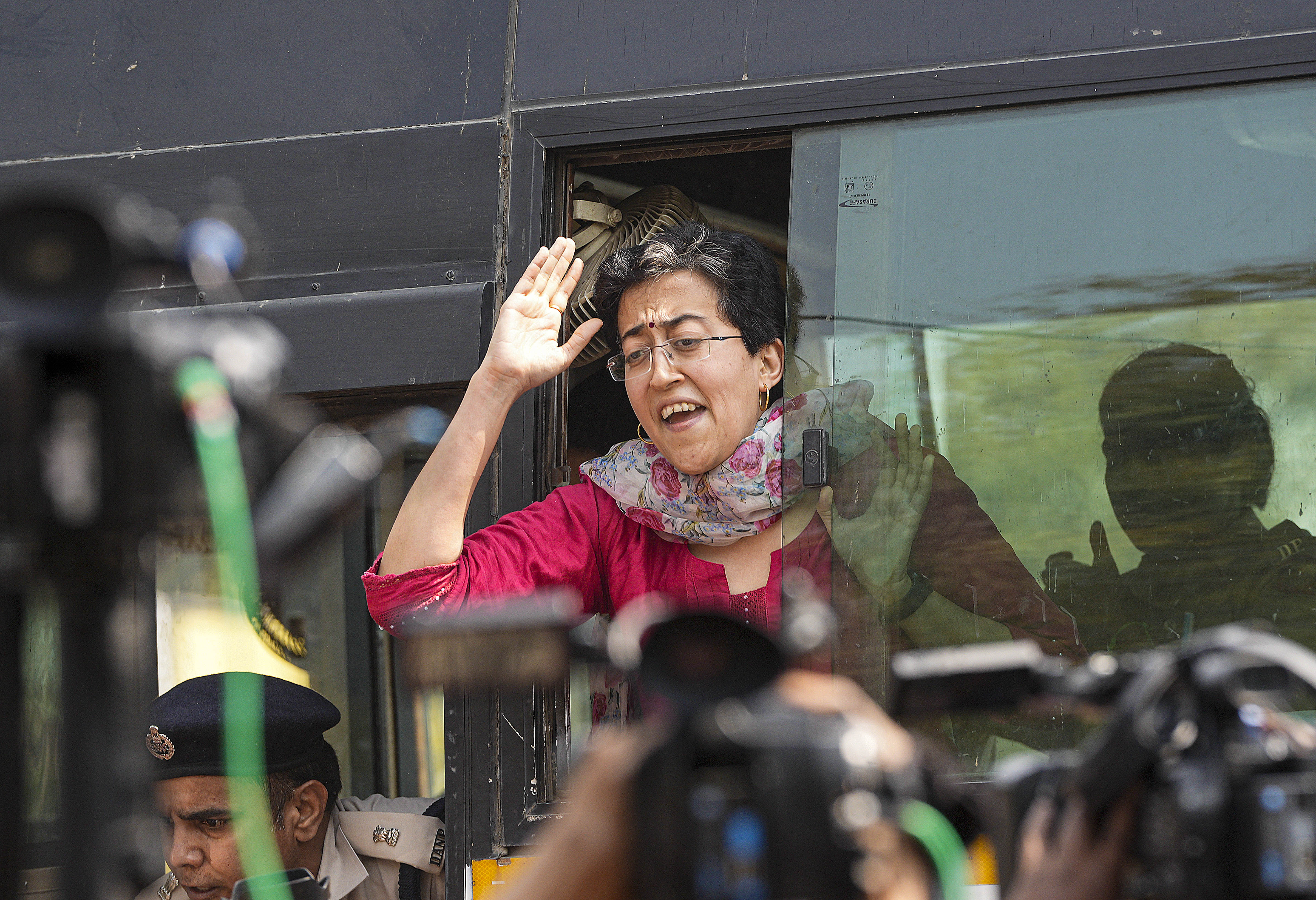 https://salarnews.in/public/uploads/images/newsimages/maannewsimage22032024_153853_atishi.jpg