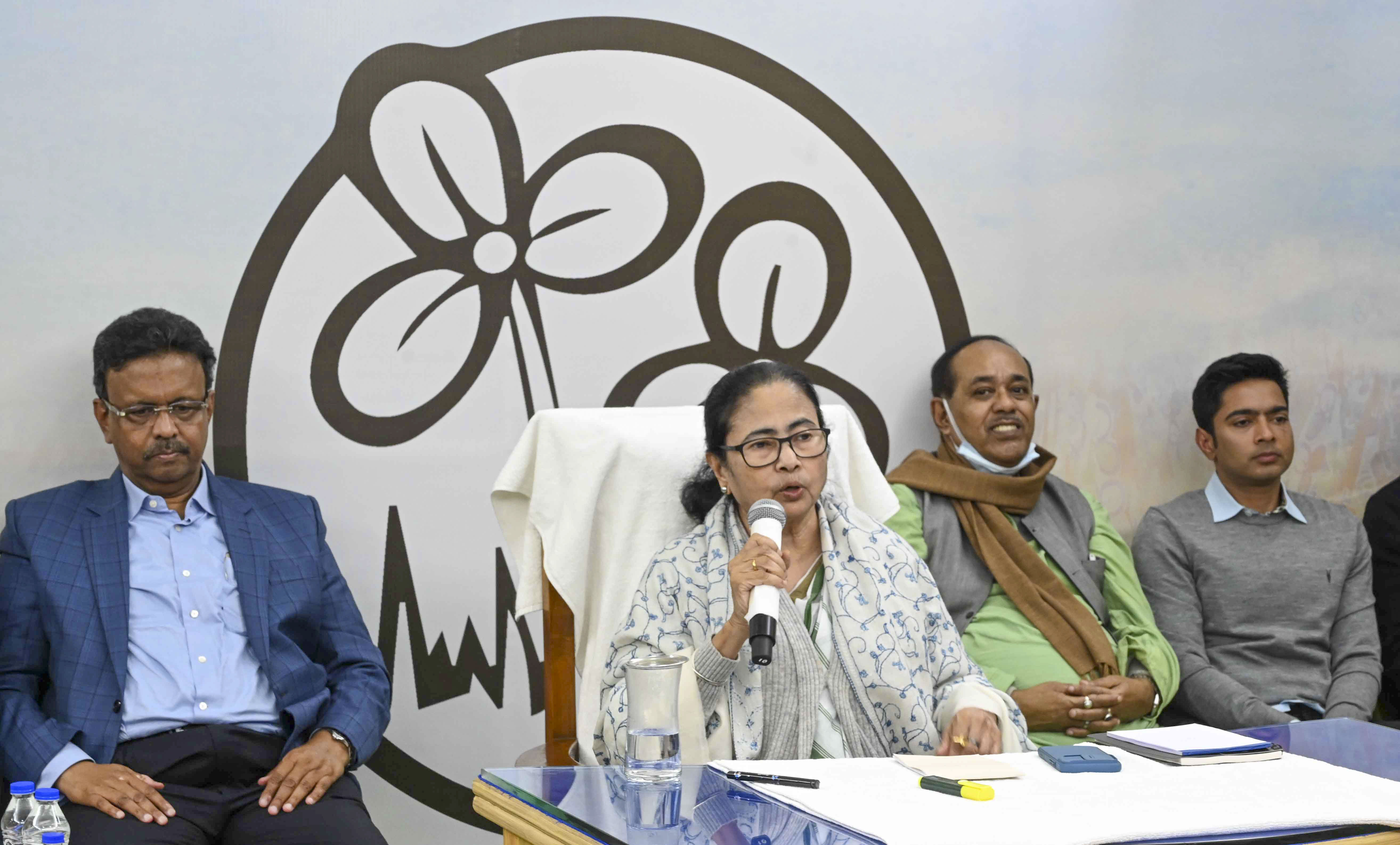 https://salarnews.in/public/uploads/images/newsimages/maannewsimage24012024_150943_mamata.jpg