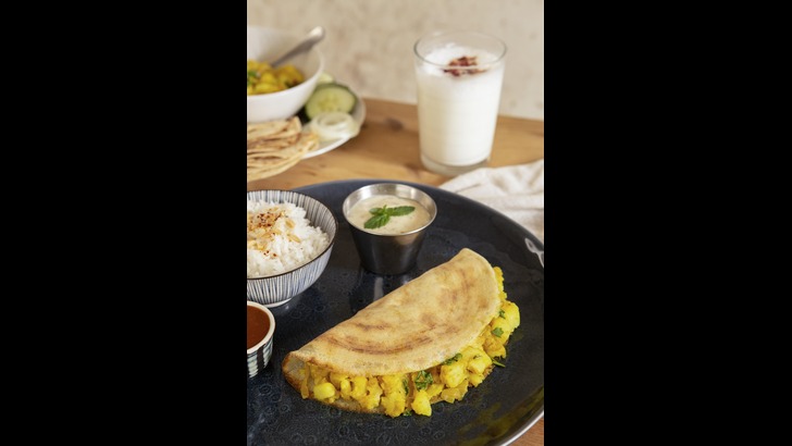 https://salarnews.in/public/uploads/images/newsimages/maannewsimage24042024_225730_delicious-indian-dosa-assortment.jpg