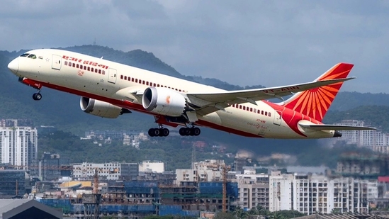 https://salarnews.in/public/uploads/images/newsimages/maannewsimage24062025_193804_air_india_boeing_787_1750085012514_1750738818640.jpg