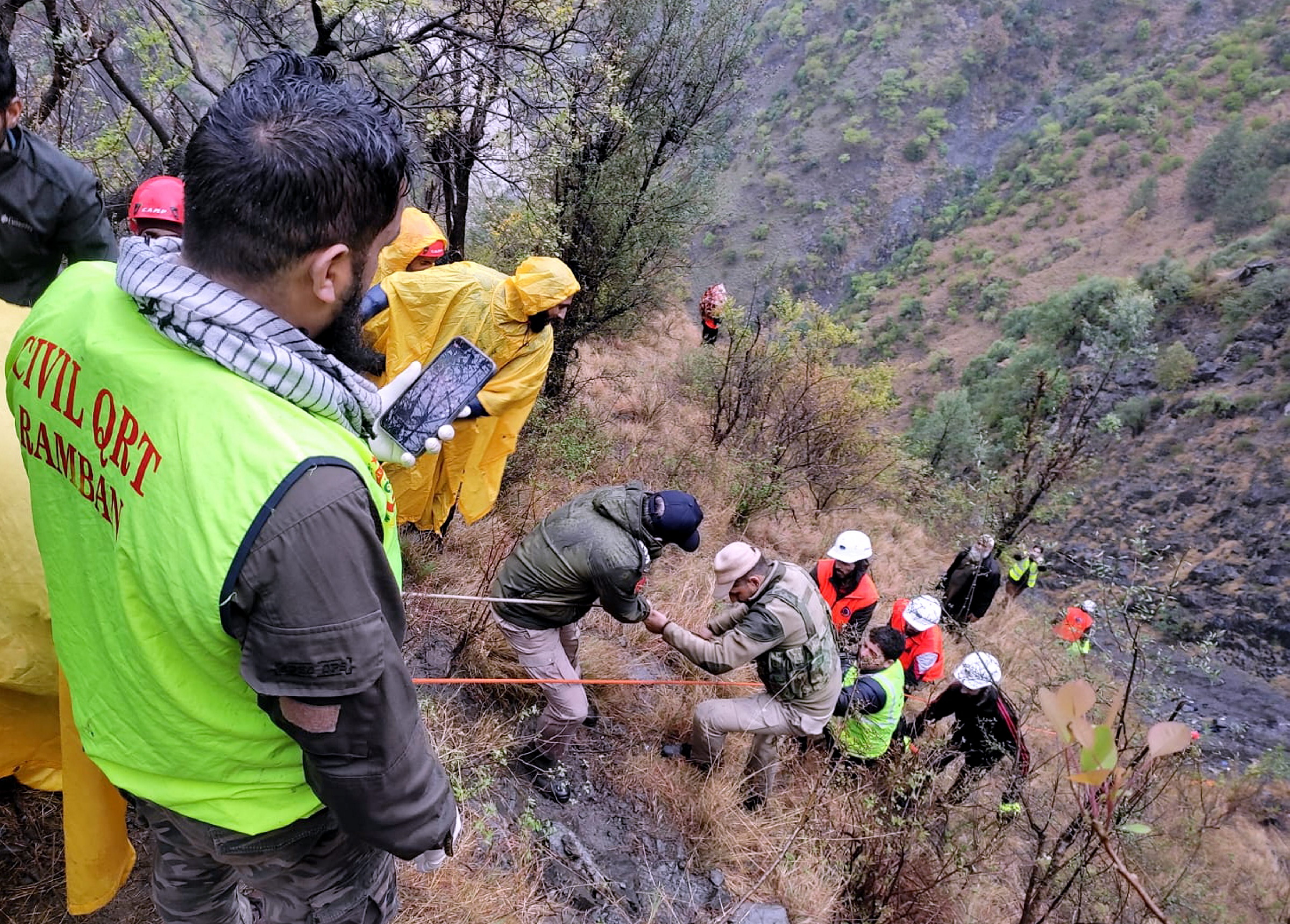 https://salarnews.in/public/uploads/images/newsimages/maannewsimage29032024_152508_ramban_accident.jpg