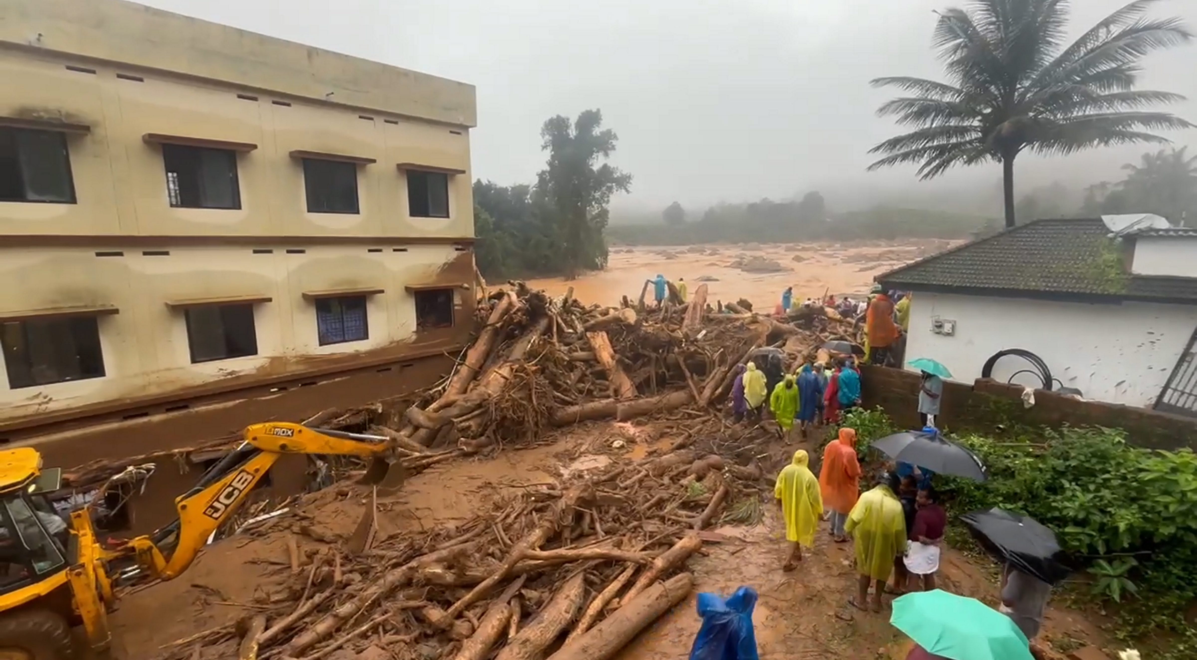 https://salarnews.in/public/uploads/images/newsimages/maannewsimage30072024_155244_wayanad_landslide3.jpg