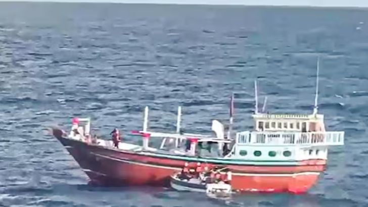 https://salarnews.in/public/uploads/images/newsimages/maannewsimage30092026_183114_boat.jpg