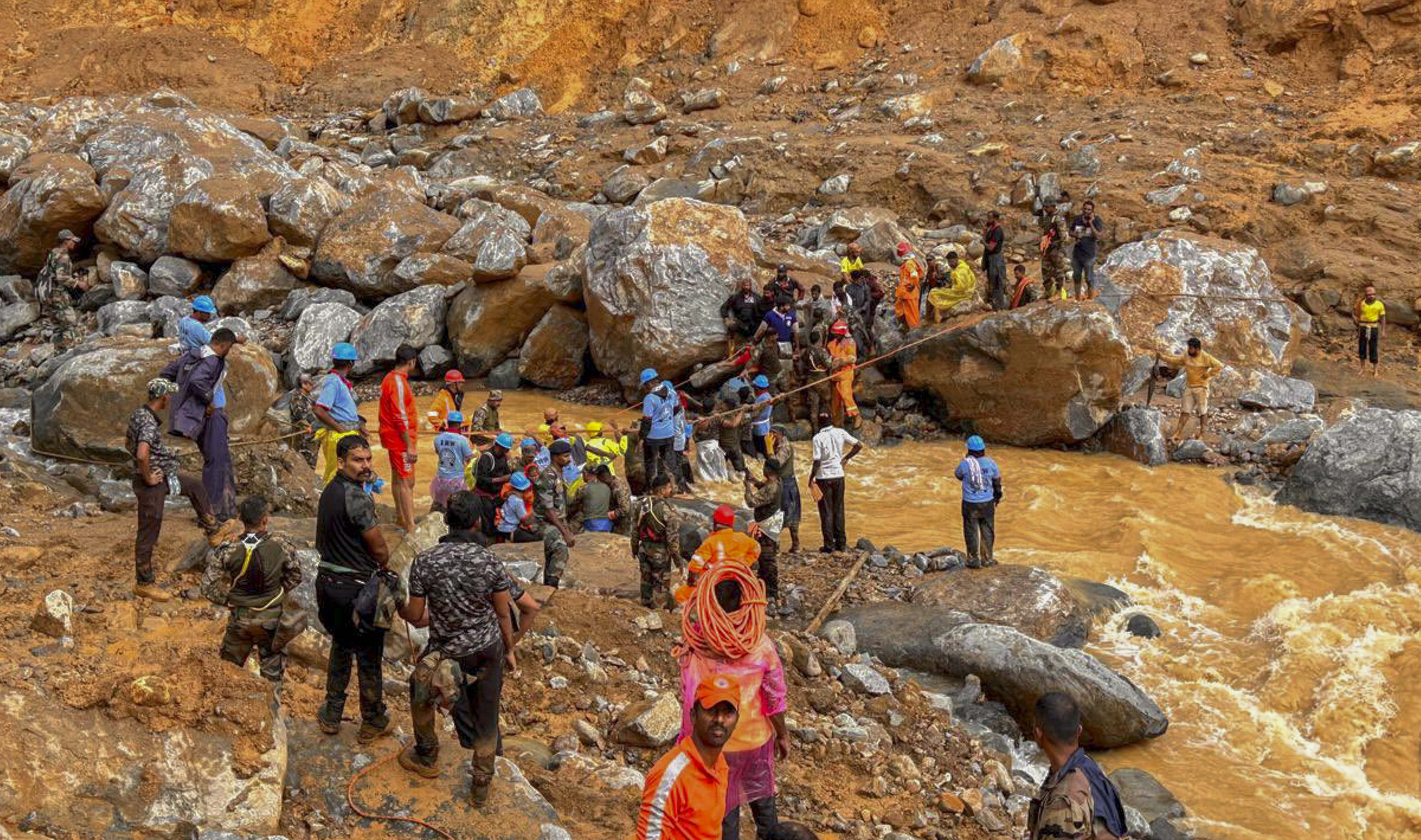 https://salarnews.in/public/uploads/images/newsimages/maannewsimage31072024_151433_wayanad_landslide1.jpg