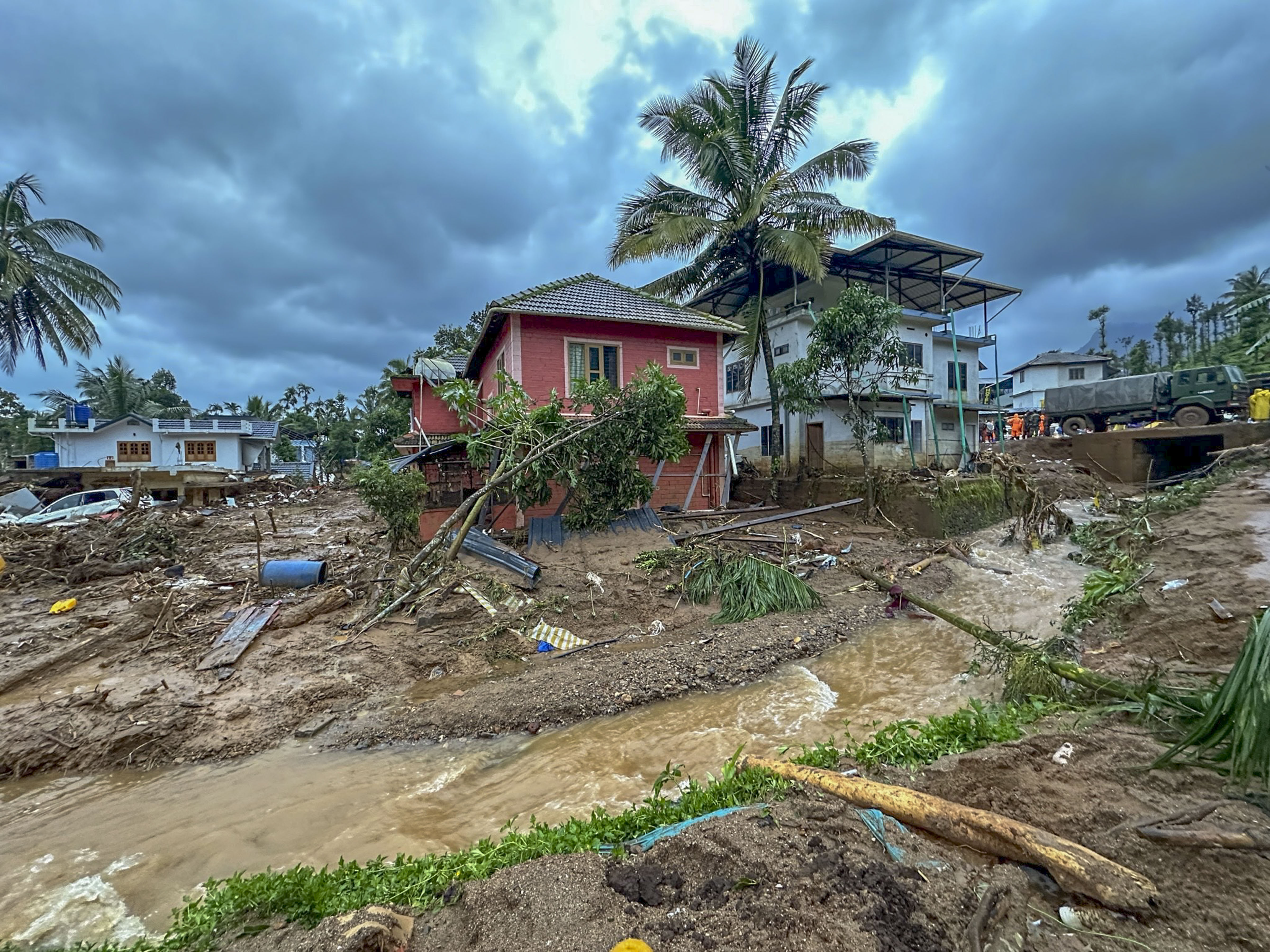 https://salarnews.in/public/uploads/images/newsimages/maannewsimage31072024_155850_wayanad_landslide2.jpg